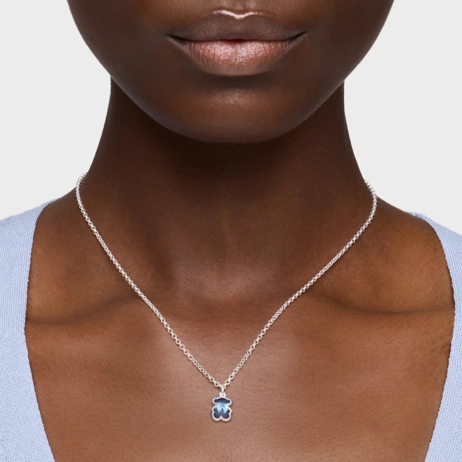 שרשרת עדינה עם תליון כחול על דוגמנית, תכשיט אופנה CHOZEN