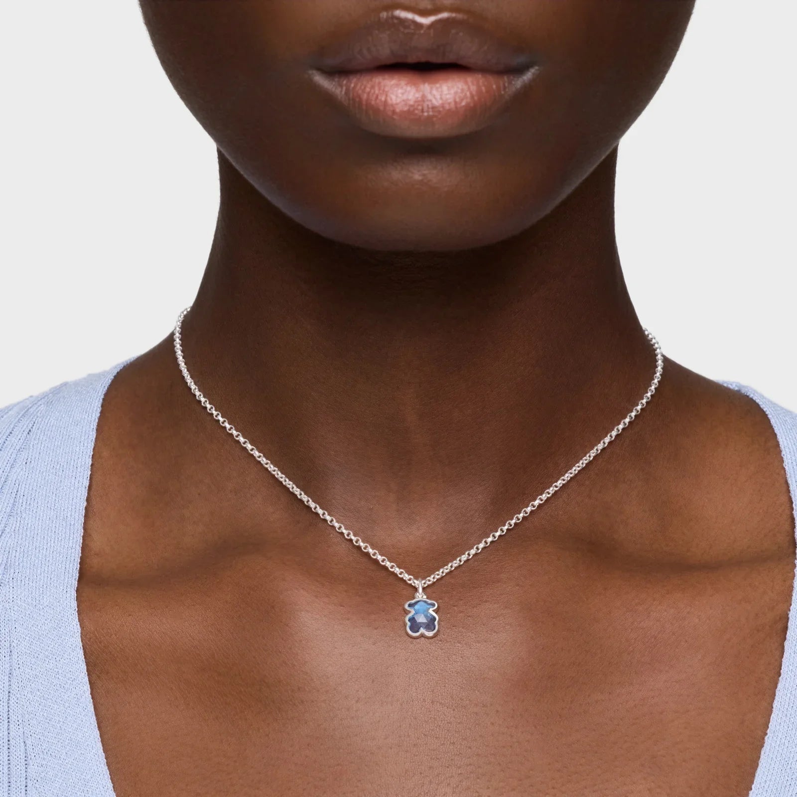 שרשרת כסף עדינה עם תליון דובי כחול על דוגמנית, תכשיטי CHOZEN מותגים מובילים