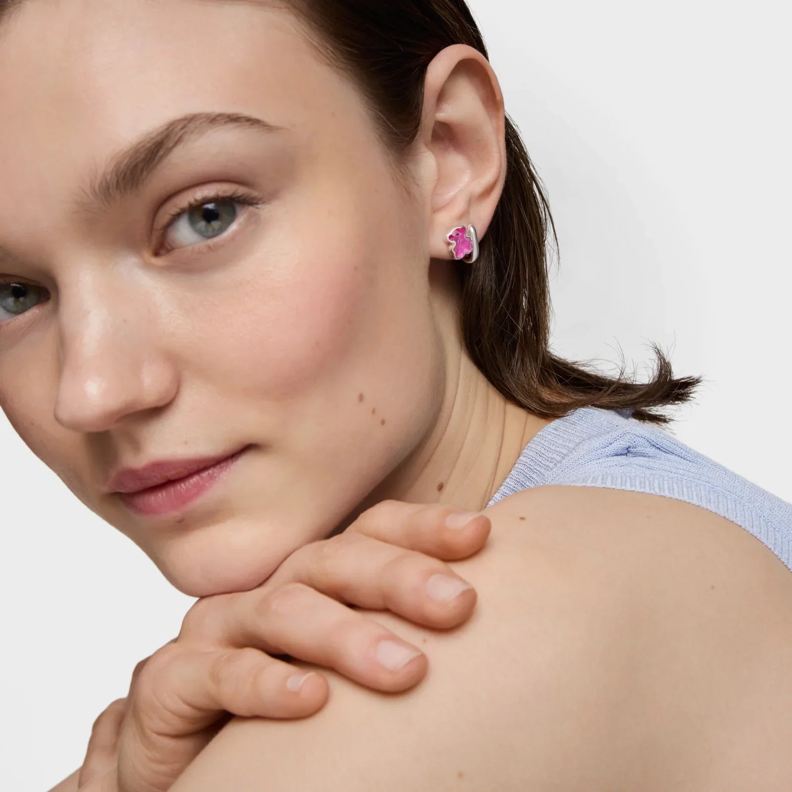 אישה עונדת עגיל ורוד מכסף, צילום תקריב, תכשיטי CHOZEN מבית קבוצת אלפא