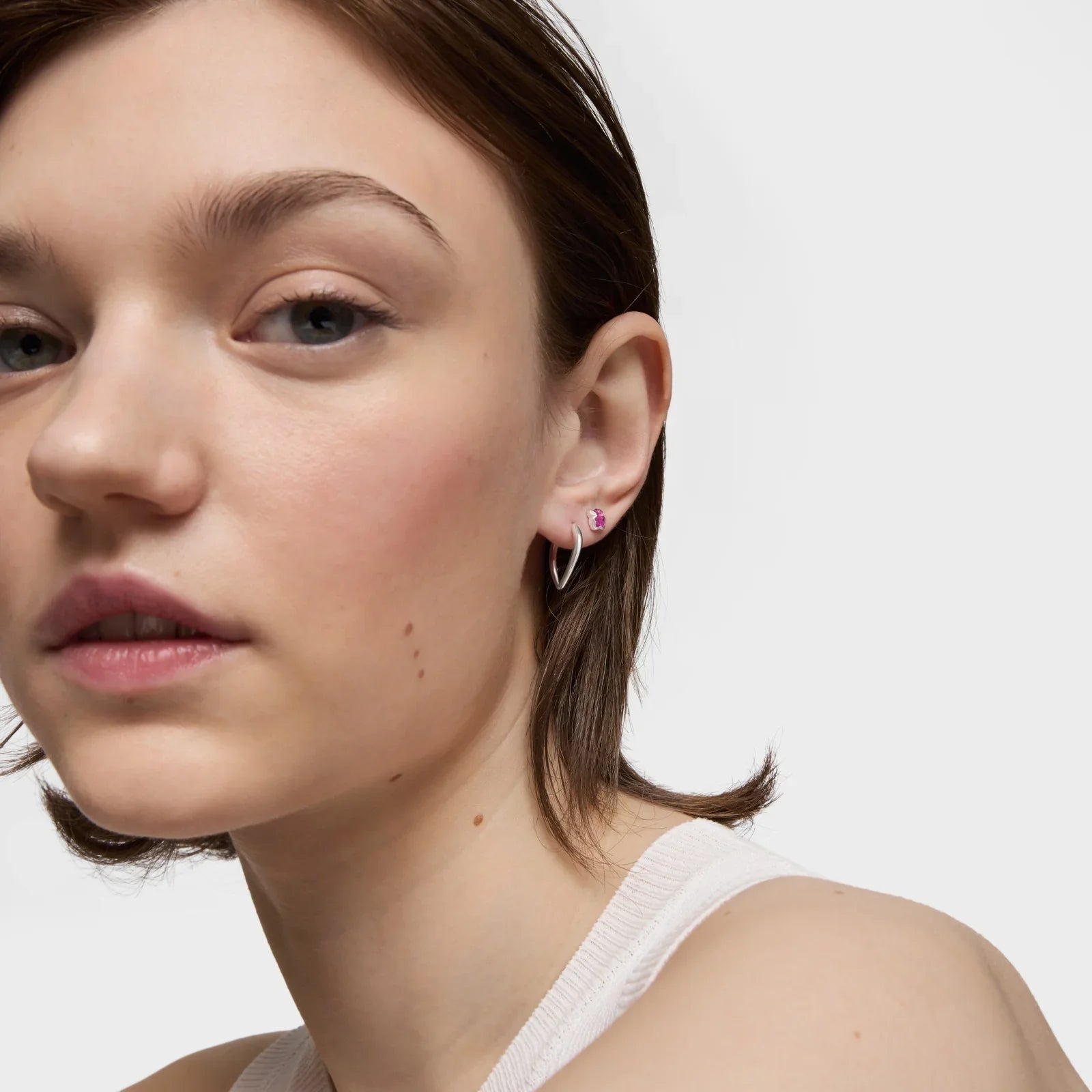 דוגמנית עם עגילי כסף ועדין, צילום קמפיין תכשיטים CHOZEN, אלפא מותגים מובילים