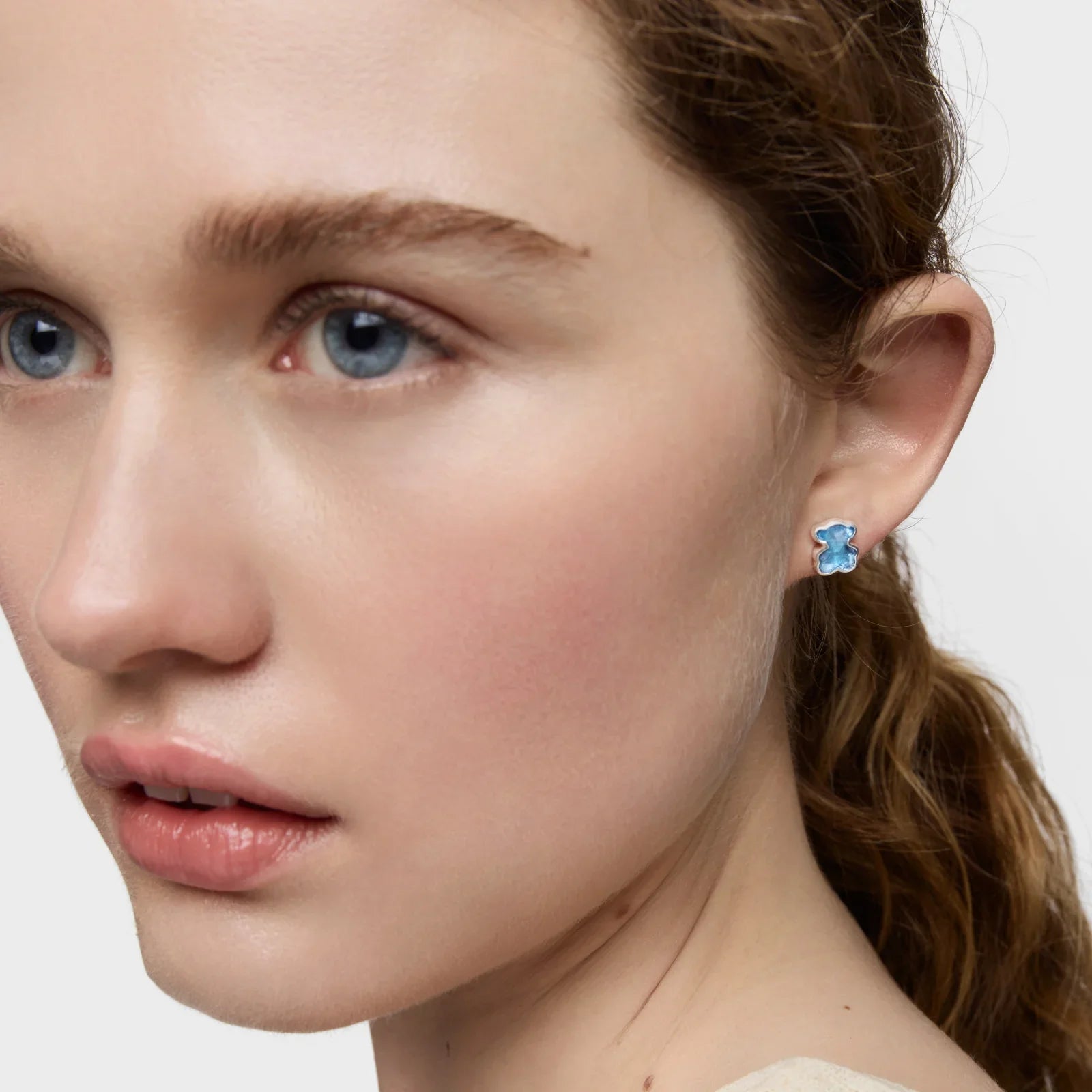 עגיל דוב כחול משובץ על דוגמנית, תכשיטי אופנה יוקרתיים CHOZEN