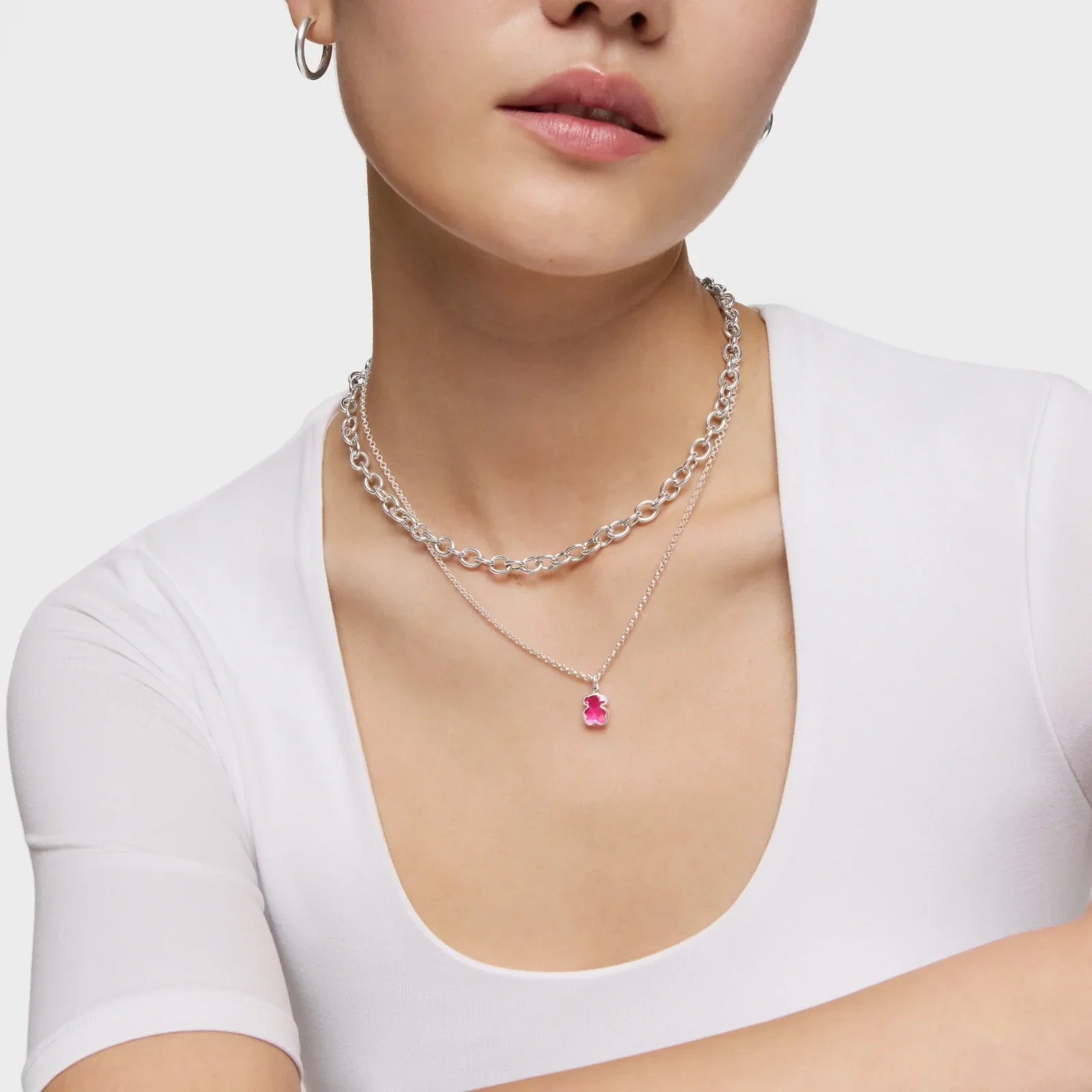 שרשרת כסף עם תליון אבן ורודה ושרשרת עבה, לדוגמנית בחולצה לבנה, CHOZEN תכשיטים יוקרתיים