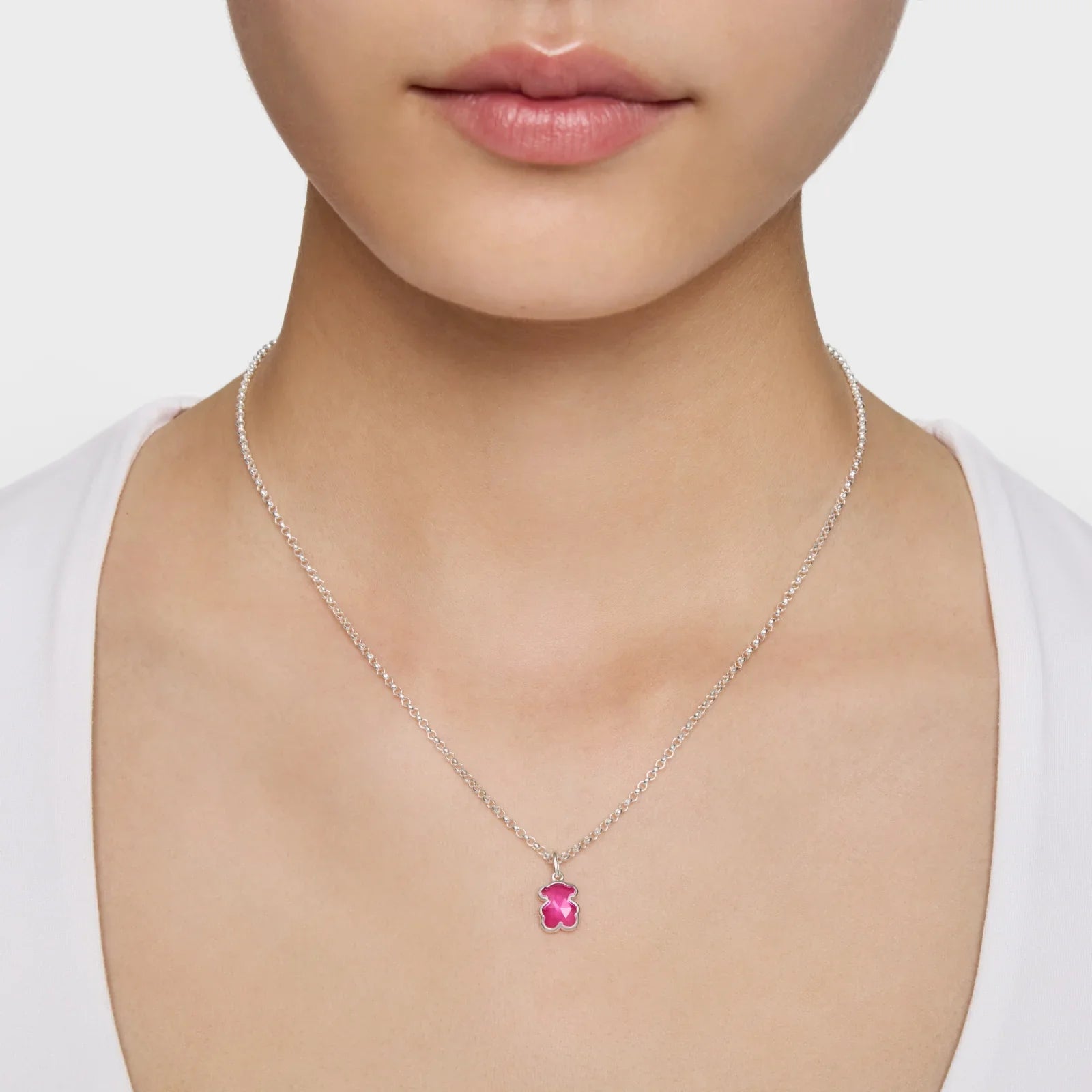 שרשרת כסף עם תליון דוב ורוד אופנתי על צוואר דוגמנית, קמעונאות תכשיטים CHOZEN