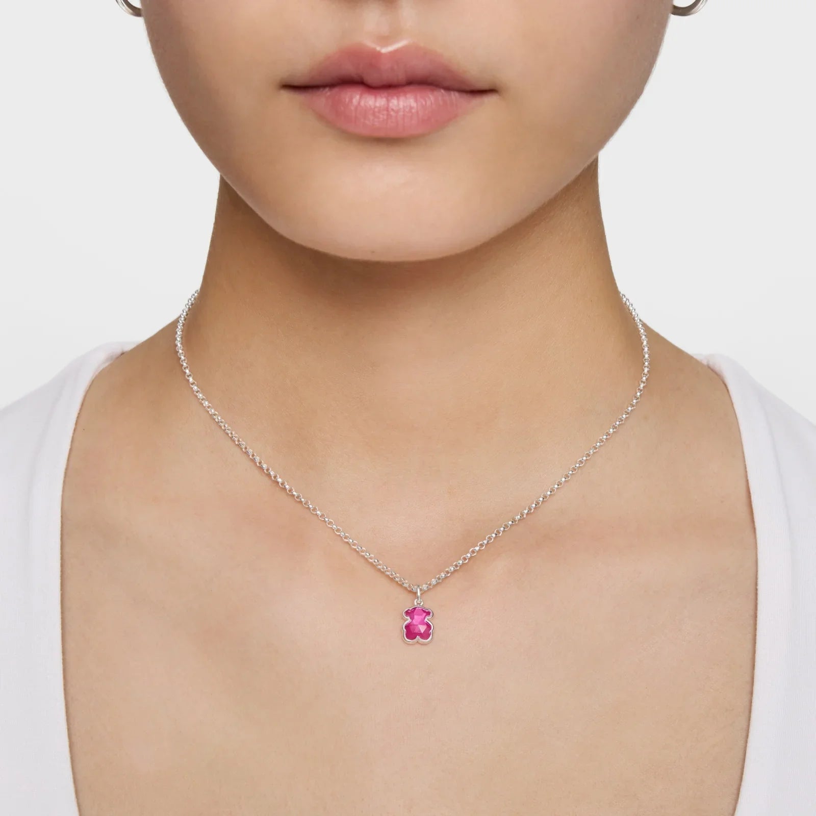 שרשרת כסף עם תליון דוב ורוד, צילום תקריב, תכשיט אופנה CHOZEN