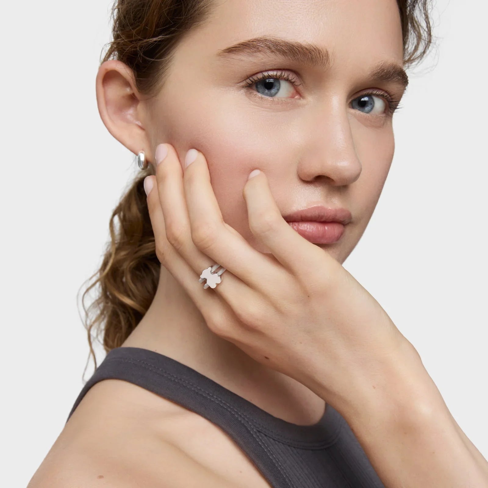 אישה עונדת טבעת כסף יוקרתית ועגיל כסף, תכשיטים אופנתיים מבית CHOZEN