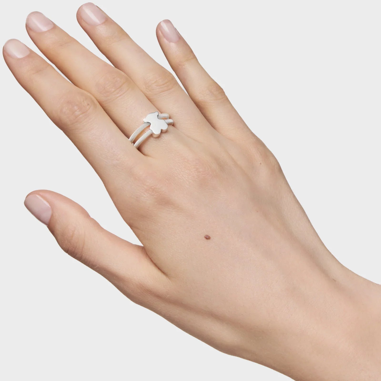 טבעת כסף בעיצוב פרח על יד נשית, תכשיט אופנתי מקולקציית המותגים של CHOZEN