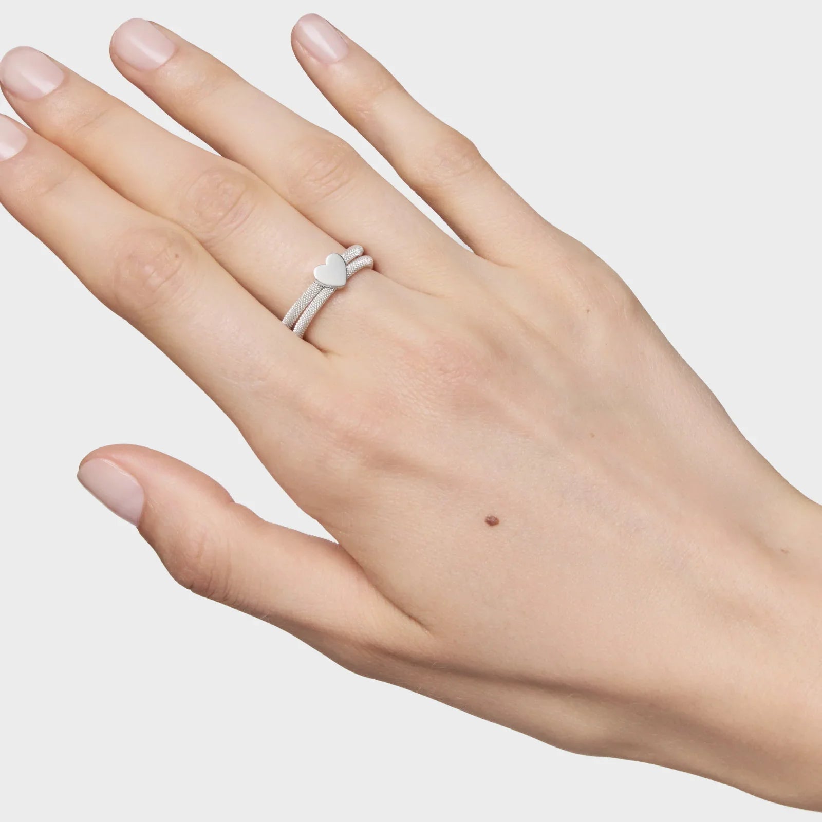טבעת כסף עם עיצוב לב על יד נשית, תכשיט אופנה מבית CHOZEN