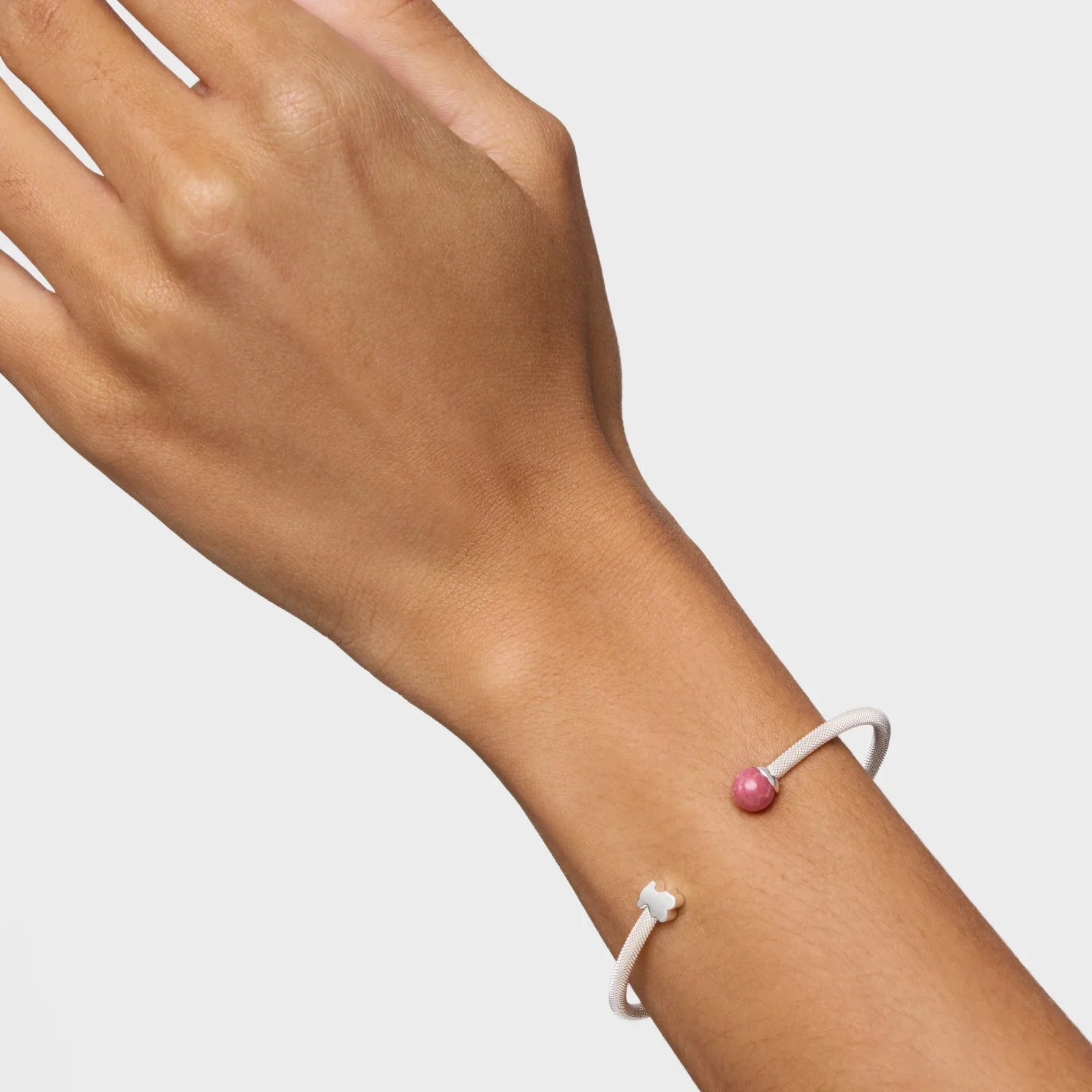 צמיד אופנתי עם עיצוב מינימליסטי, אבן ורודה ותליון צלב, מבית CHOZEN