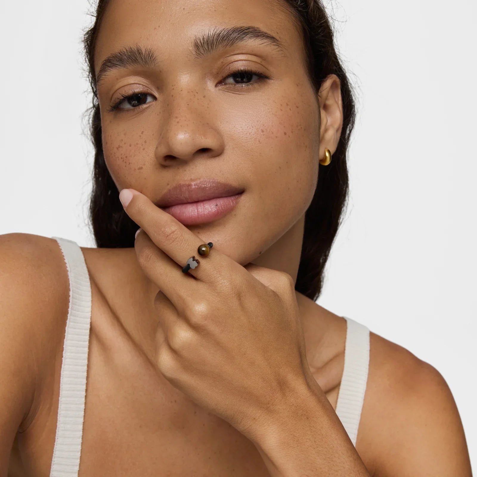 אישה עם עגיל זהב וטבעת מעוצבת, תכשיטים אופנתיים משקבוצת אלפא CHOZEN