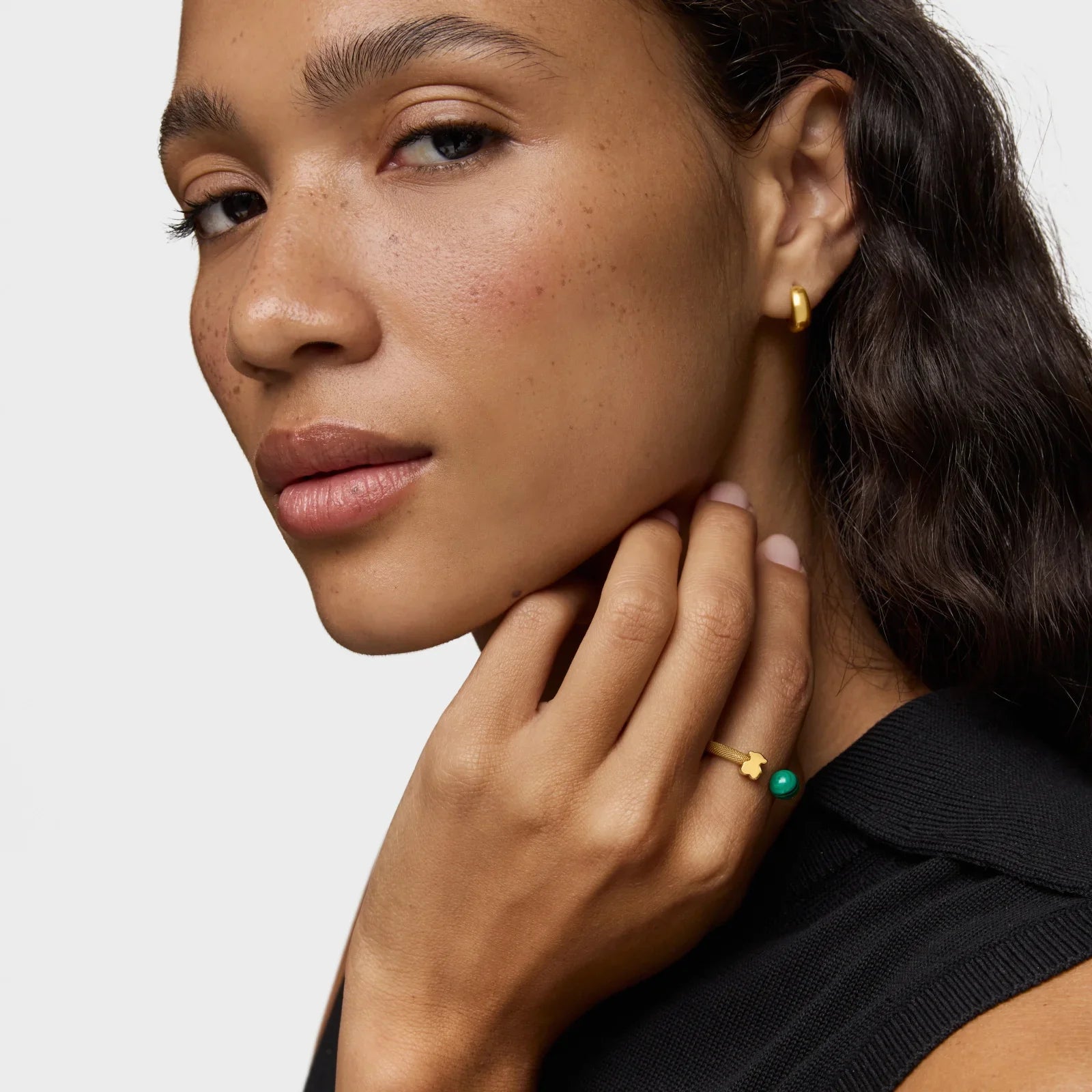 אישה עונדת עגיל זהב וטבעת זהב עם אבן ירוקה, תכשיטי אופנה CHOZEN