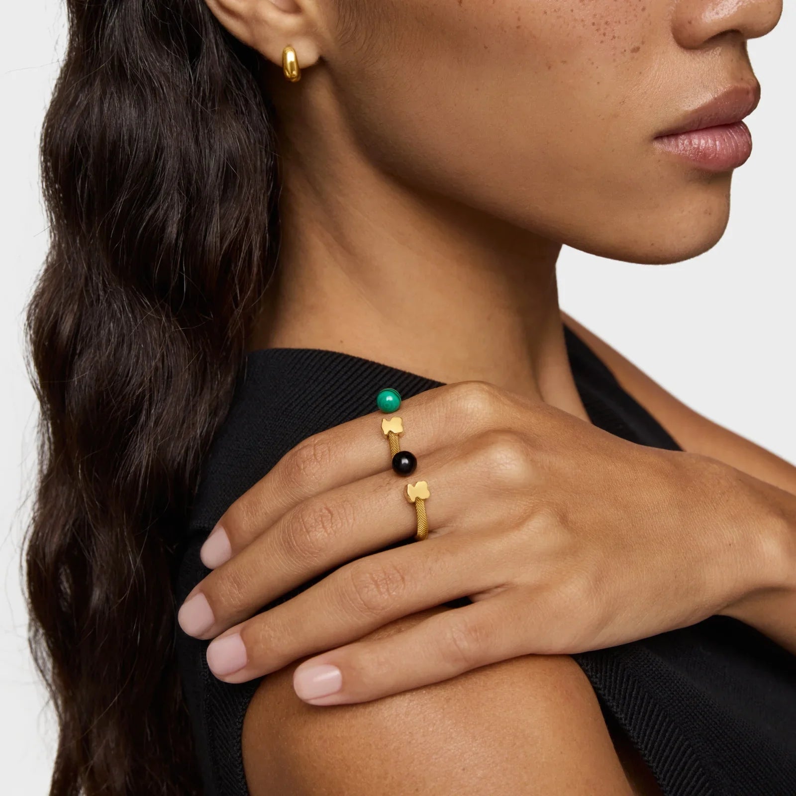 אשה עם עגיל וטבעות זהב מעוצבות, תכשיטי אופנה יוקרתיים CHOZEN