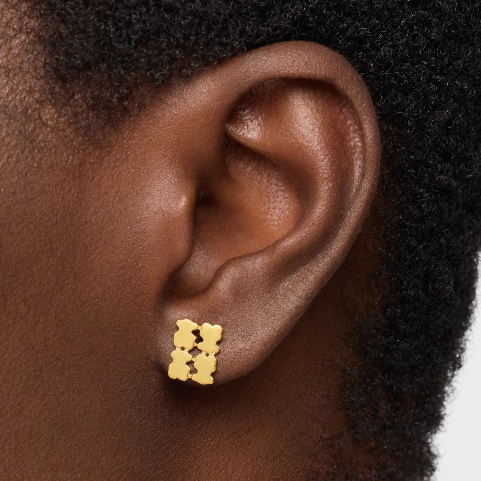 עגיל זהב מעוצב יוקרתי לאוזן, תקריב על אוזן עם עגיל, אופנה CHOZEN מותגי יוקרה