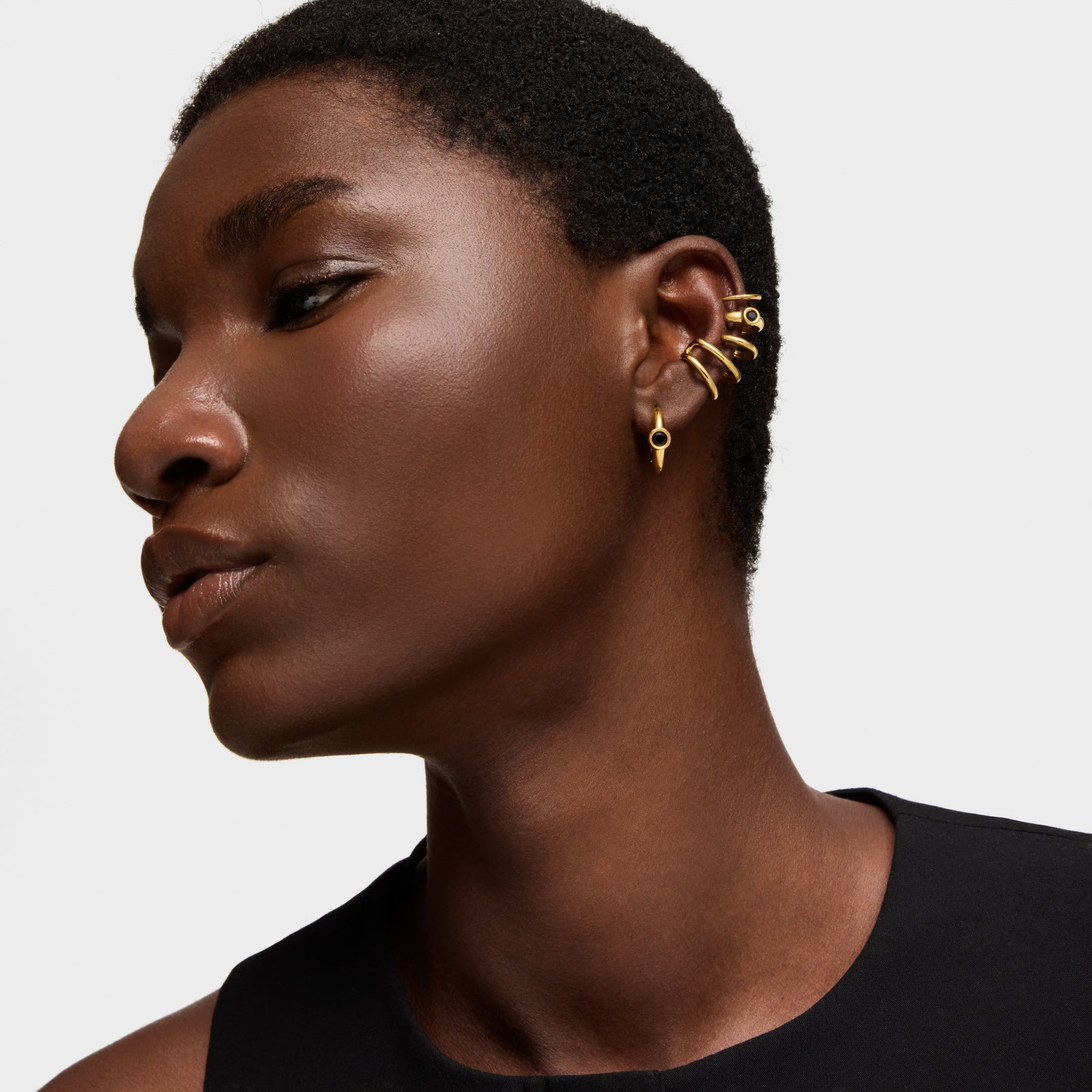 טואוס עגילי חישוק בשיבוץ אבן ספינל שחורה Line מכסף ועליו זהב 18 קראט