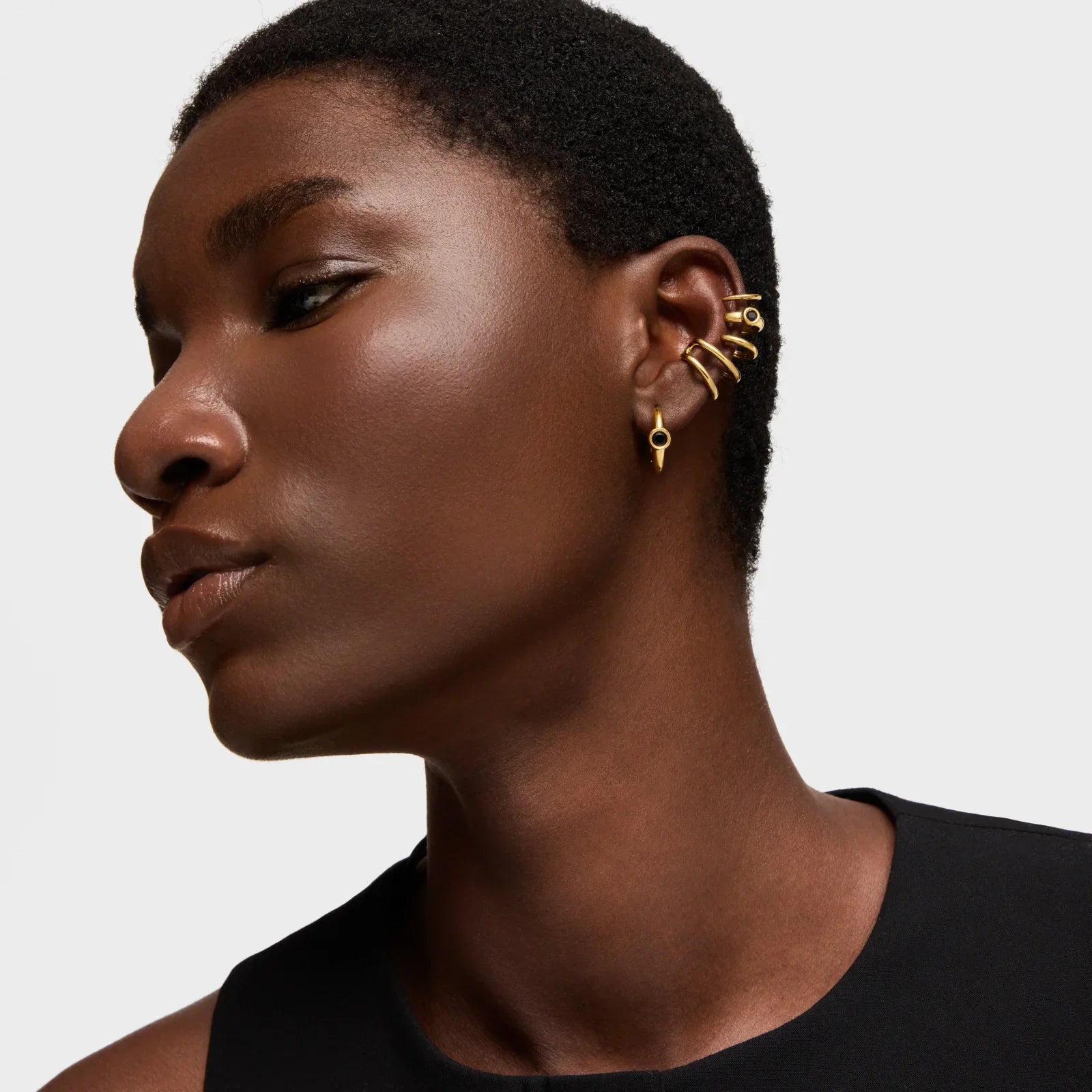 דוגמנית עם עגילי זהב מעוצבים לאוזן, תכשיטים אופנתיים מבית CHOZEN