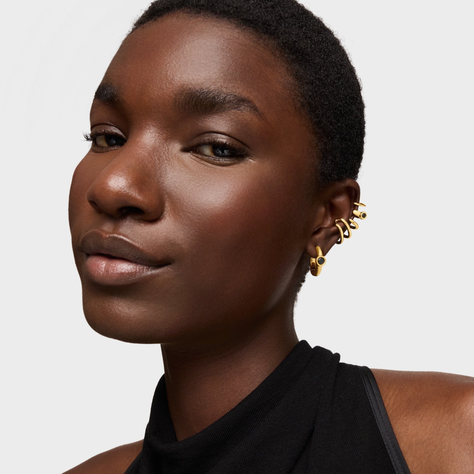 טואוס עגיל הליקס בשיבוץ אבן ספינל שחורה Line מכסף ועליו זהב 18 קראט