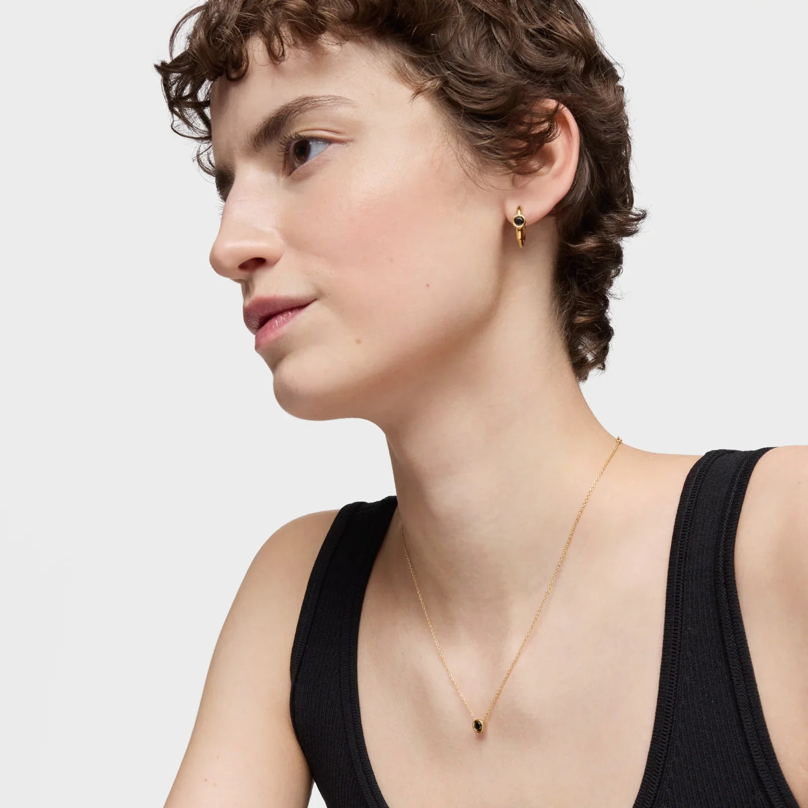 דוגמנית עונדת עגיל זהב ושרשרת עדינה, תכשיטי אופנה CHOZEN