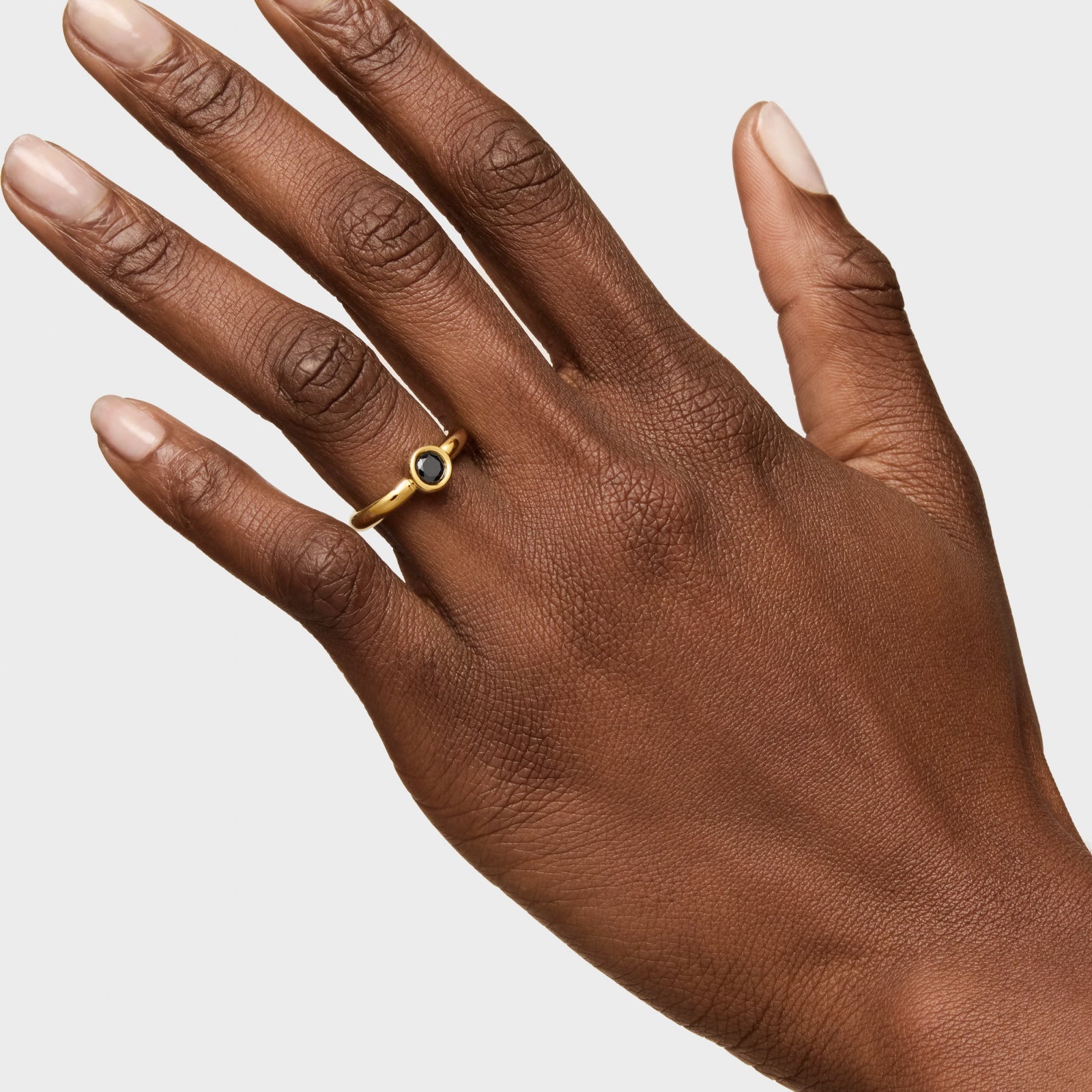 טואוס טבעת בשיבוץ אבן ספינל שחורה Line מכסף ועליו זהב 18 קראט