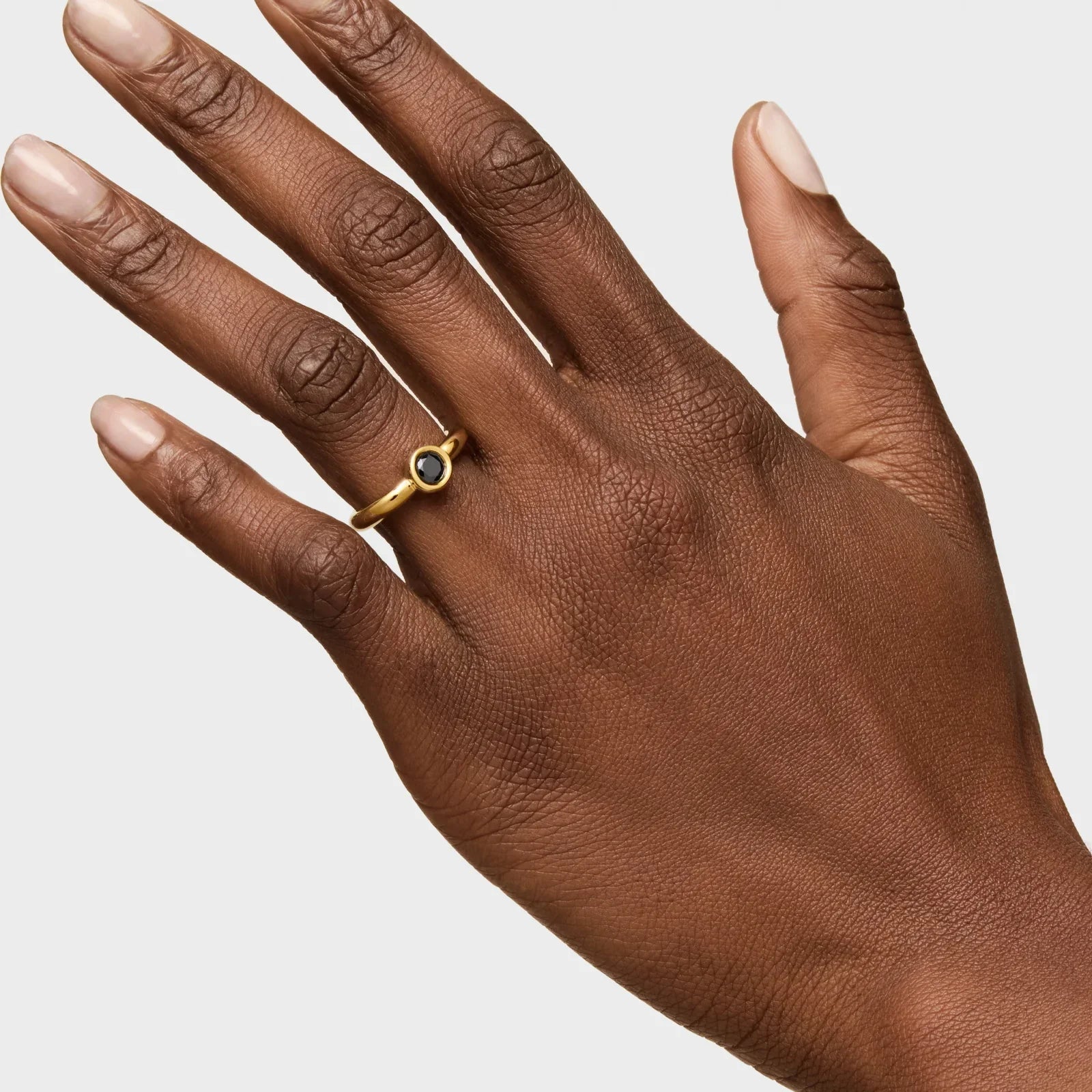 יד עם טבעת זהב עדינה ואבן שחורה, תכשיטים יוקרתיים CHOZEN