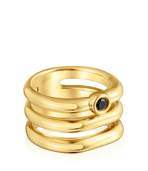 טבעת זהב מעוצבת עם שלוש רצועות ואבן עגולה שחורה, תכשיט יוקרתי מבית CHOZEN