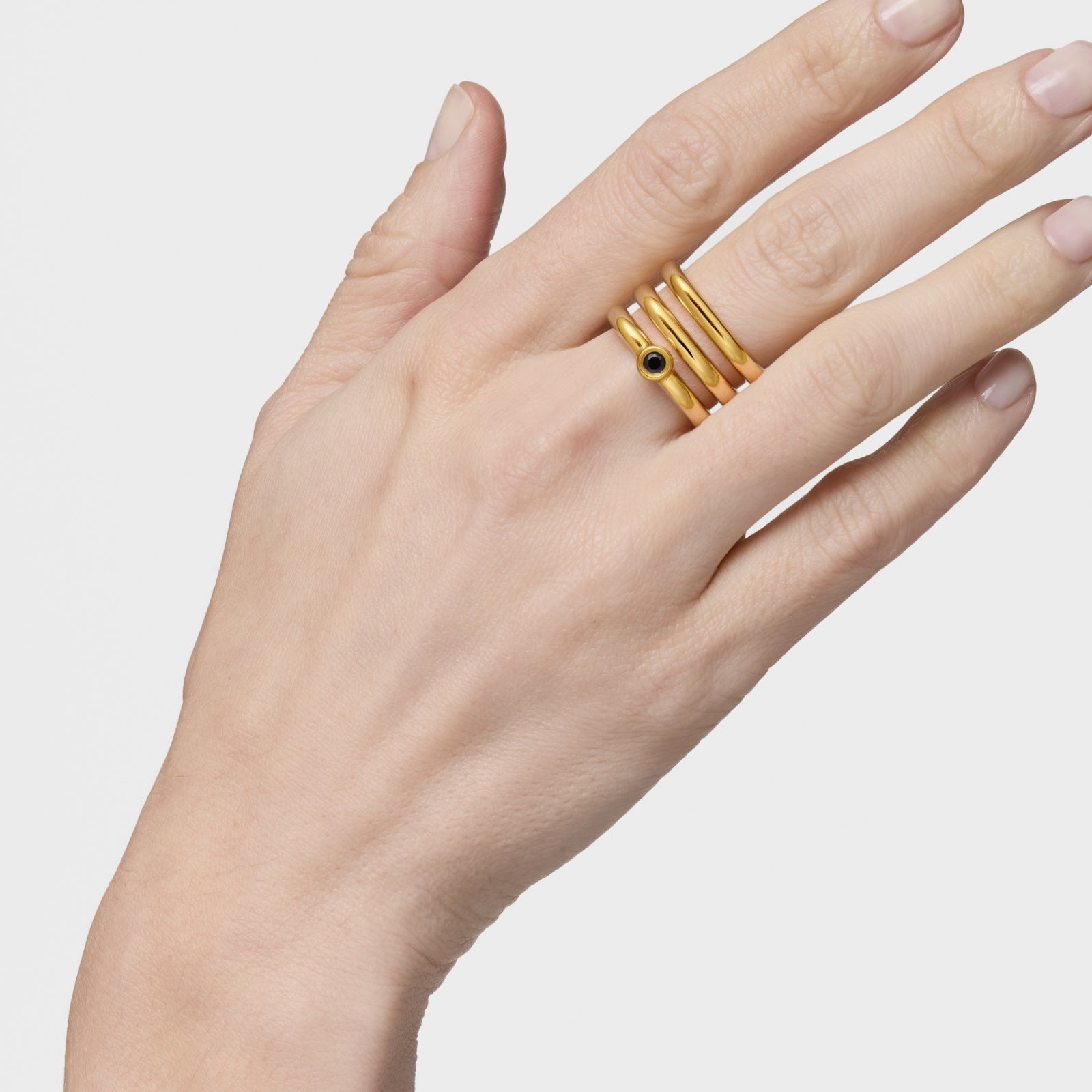 טואוס טבעת משולשת בשיבוץ אבן ספינל שחורה Line מכסף ועליו זהב 18 קראט