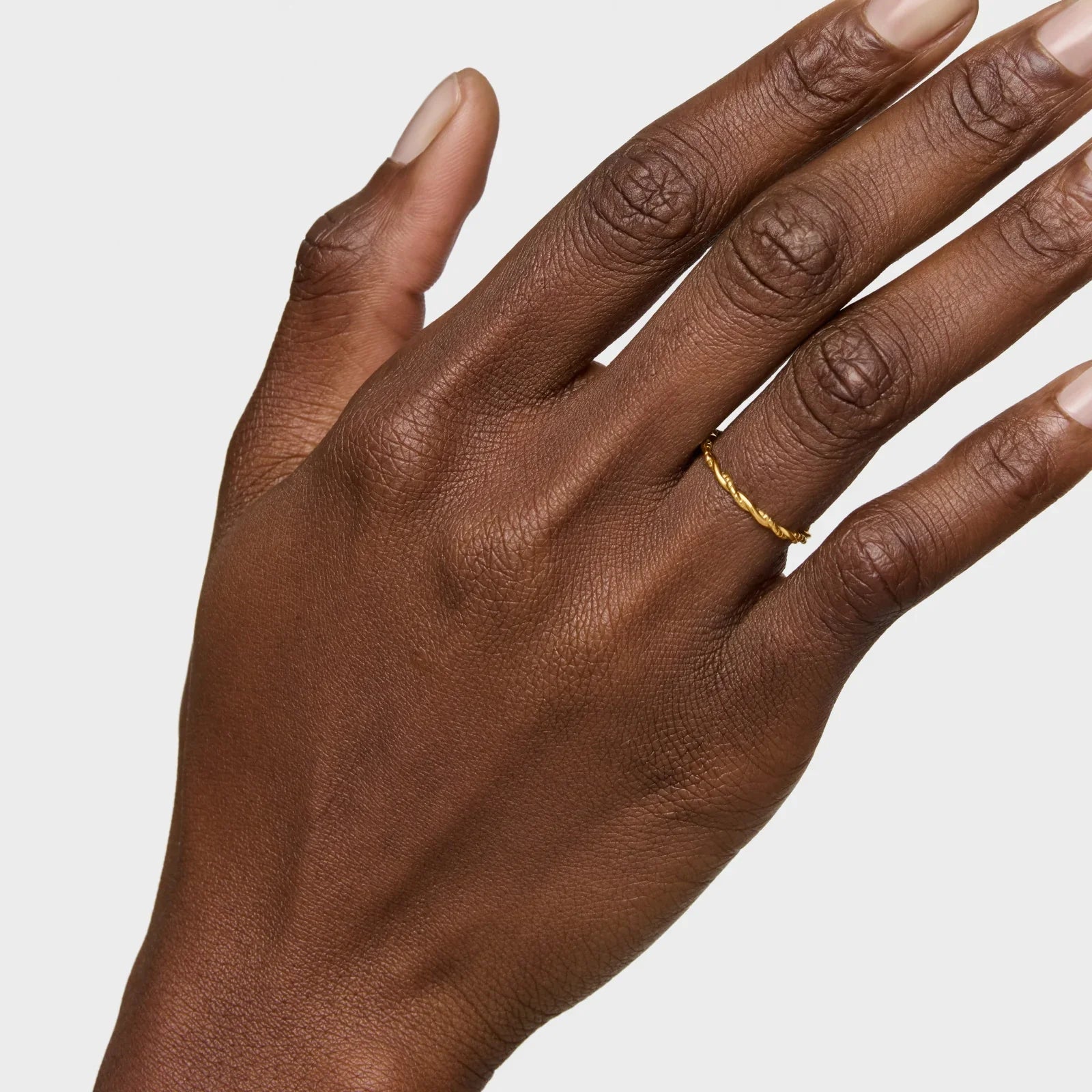 יד עם טבעת זהב דקה, תכשיטים יוקרתיים CHOZEN מותגים מובילים