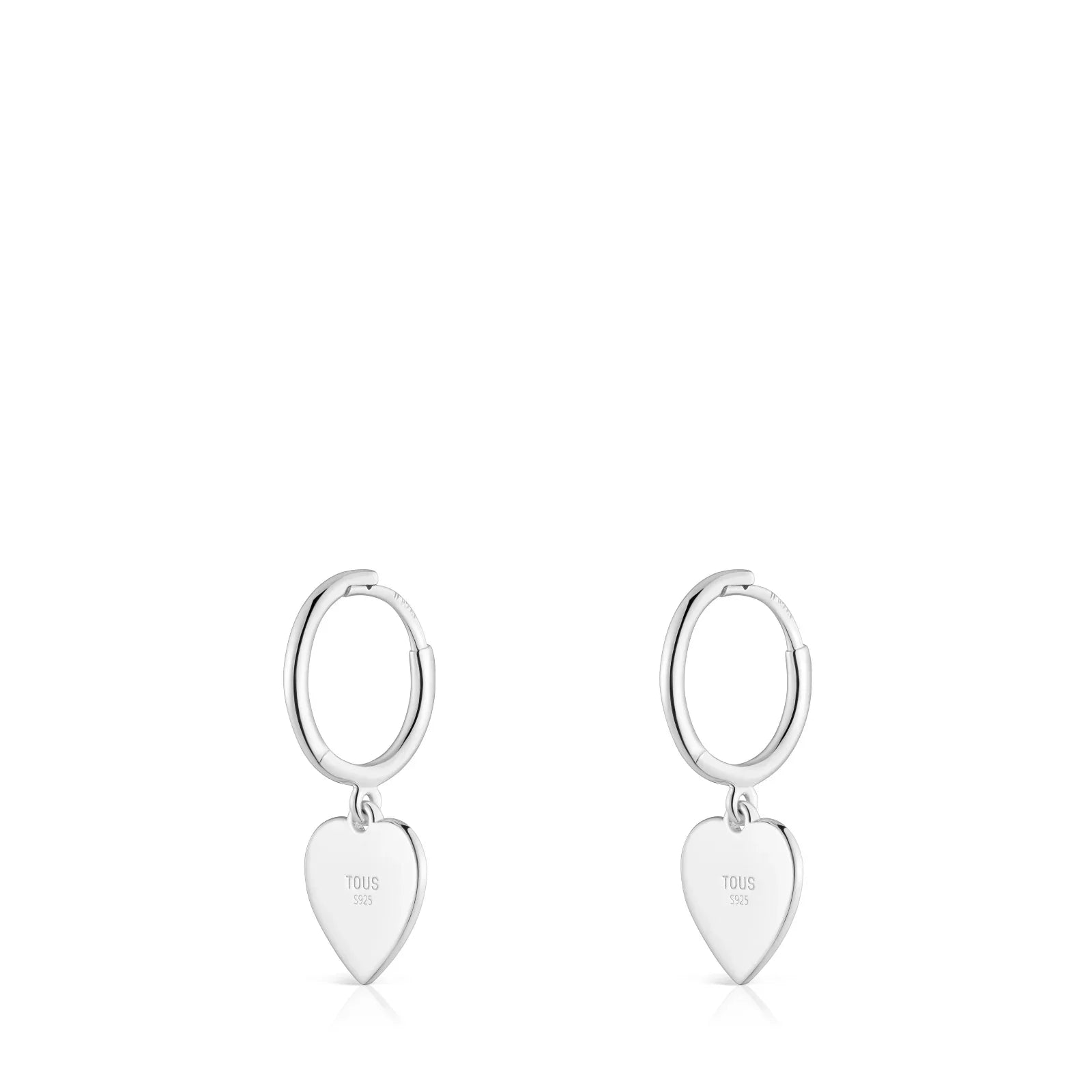 עגילי חישוק כסף עם תליון לב, טוס, מבית המותגים CHOZEN, רקע לבן