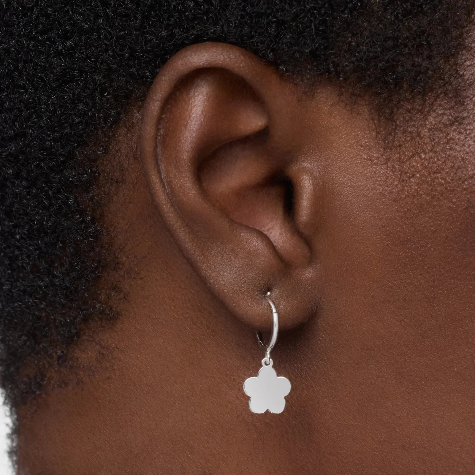 עגיל תליון כסף בעיצוב פרח על אוזן, תכשיטים יוקרתיים מבית CHOZEN