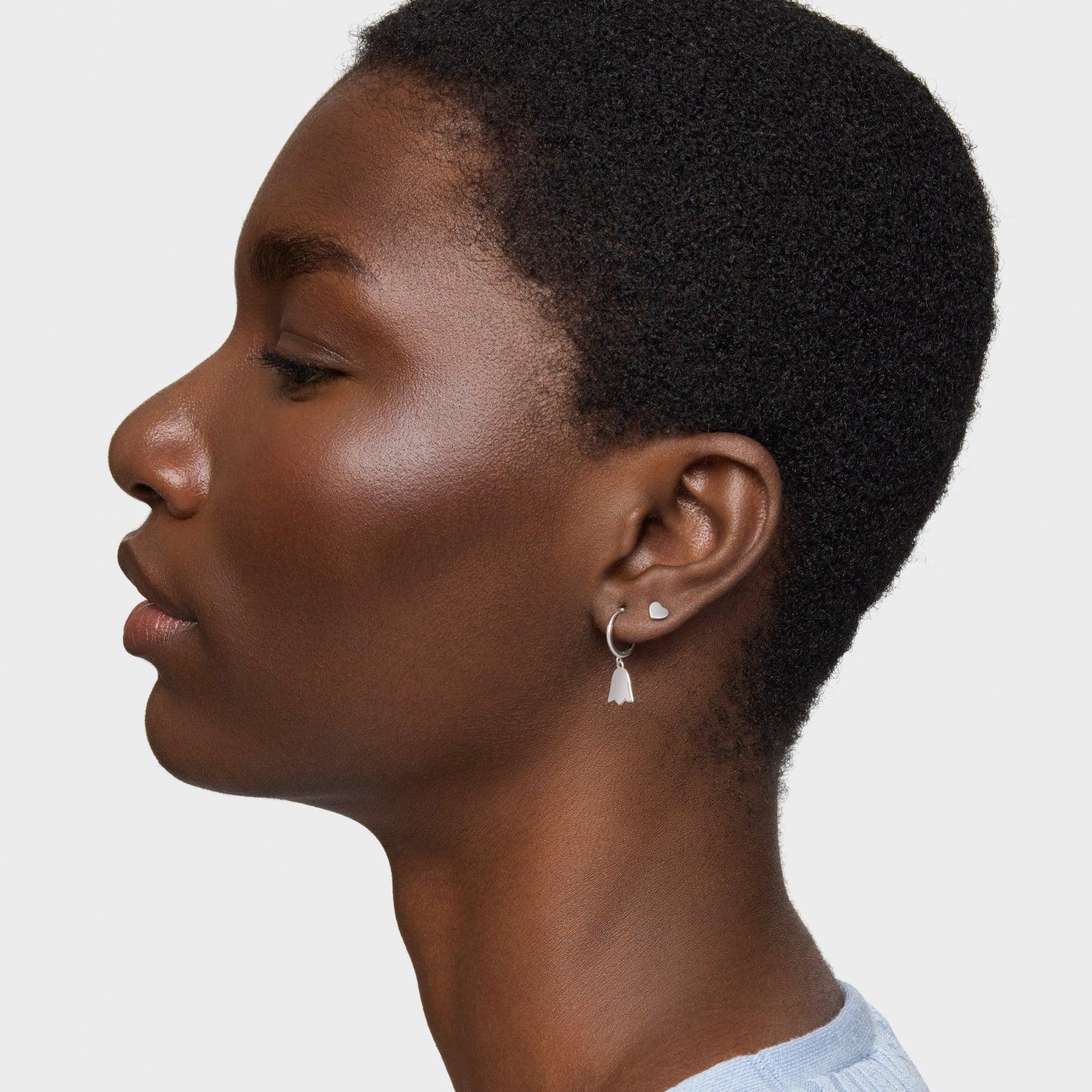 הדמיה של עגילי כסף על דוגמנית, עגילי נשים אופנתיים מבית CHOZEN