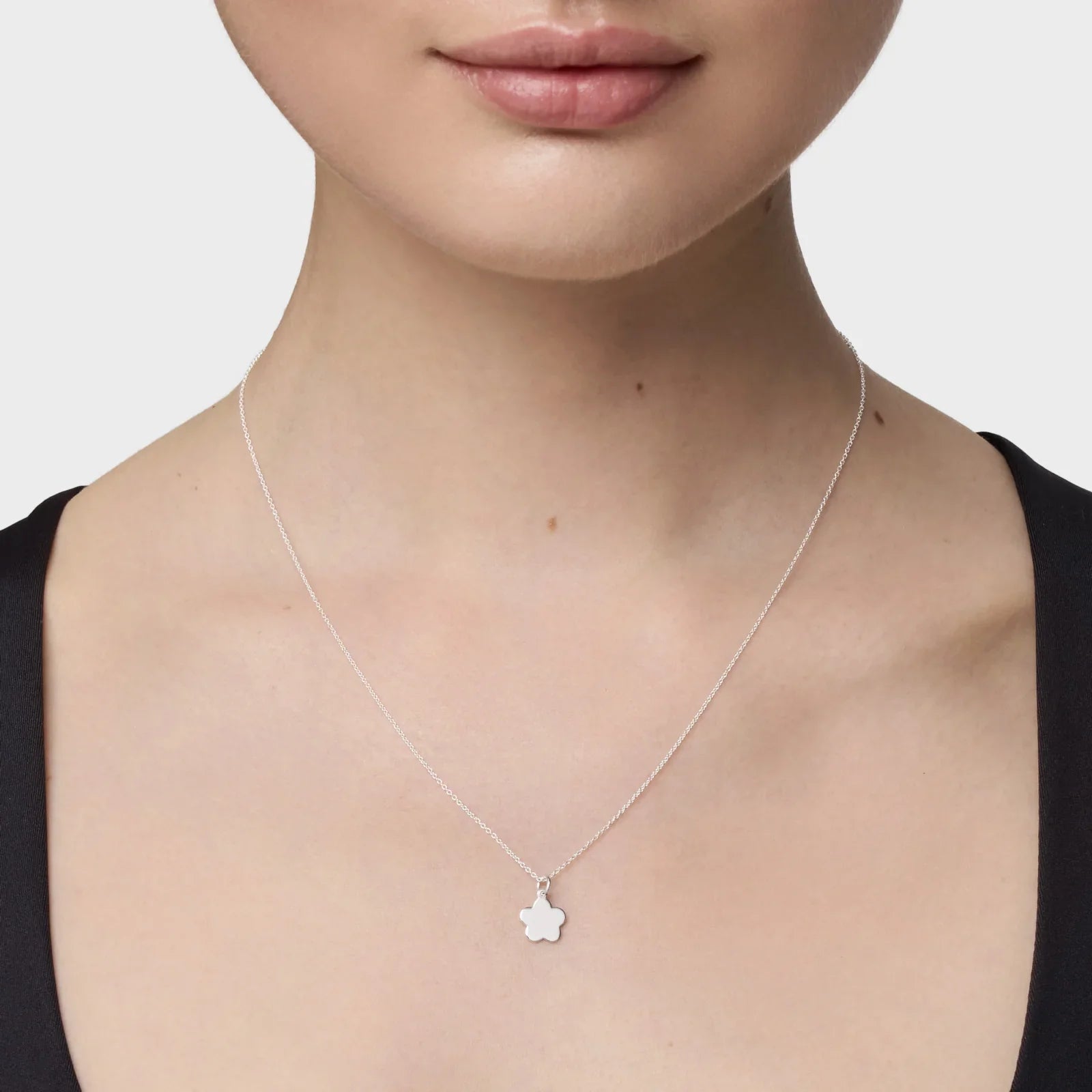 שרשרת כסף עדינה עם תליון פרח על דוגמנית, תכשיטים יוקרתיים CHOZEN