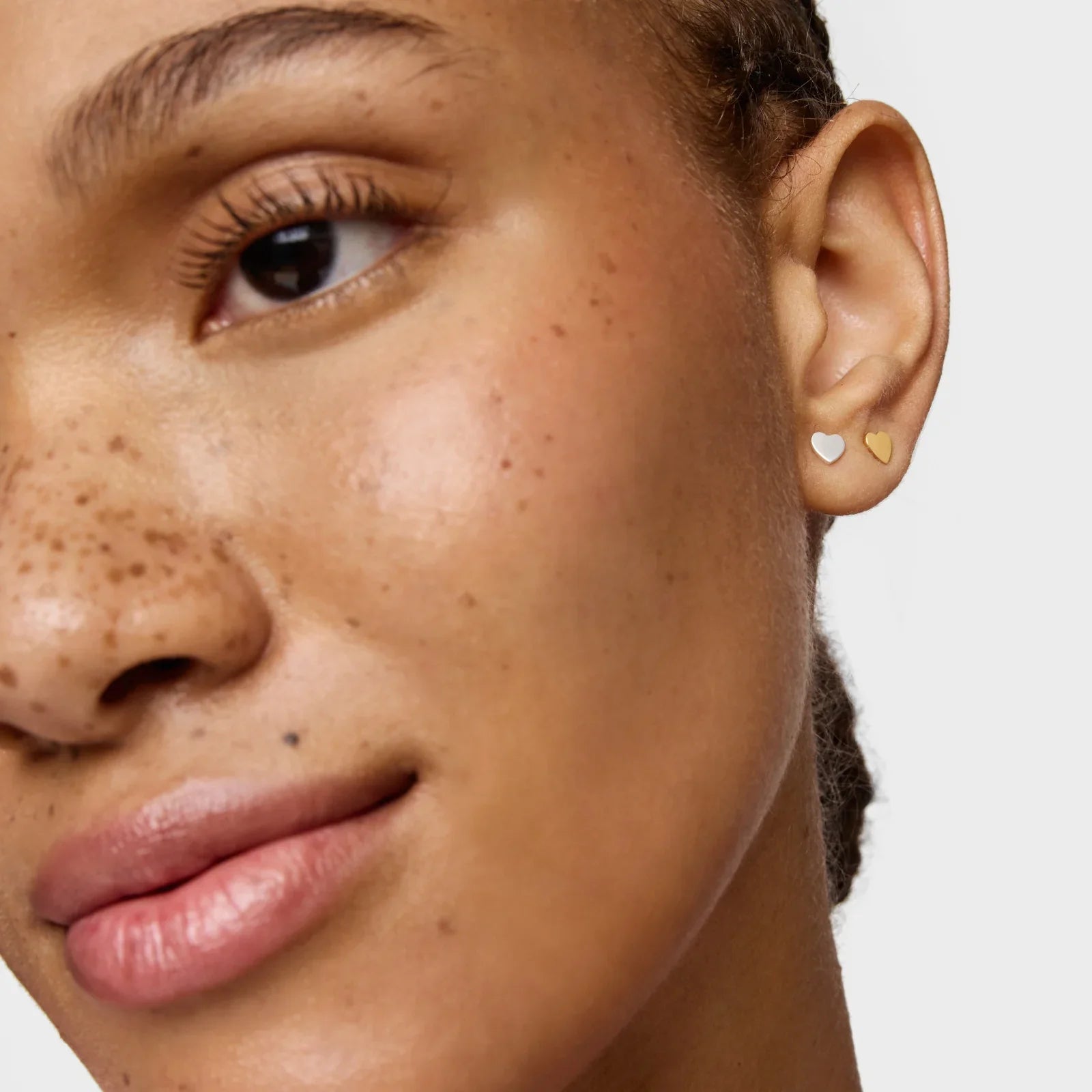 עגילי לב עדינים בזהב וכסף על דוגמנית, תכשיטים אופנתיים CHOZEN