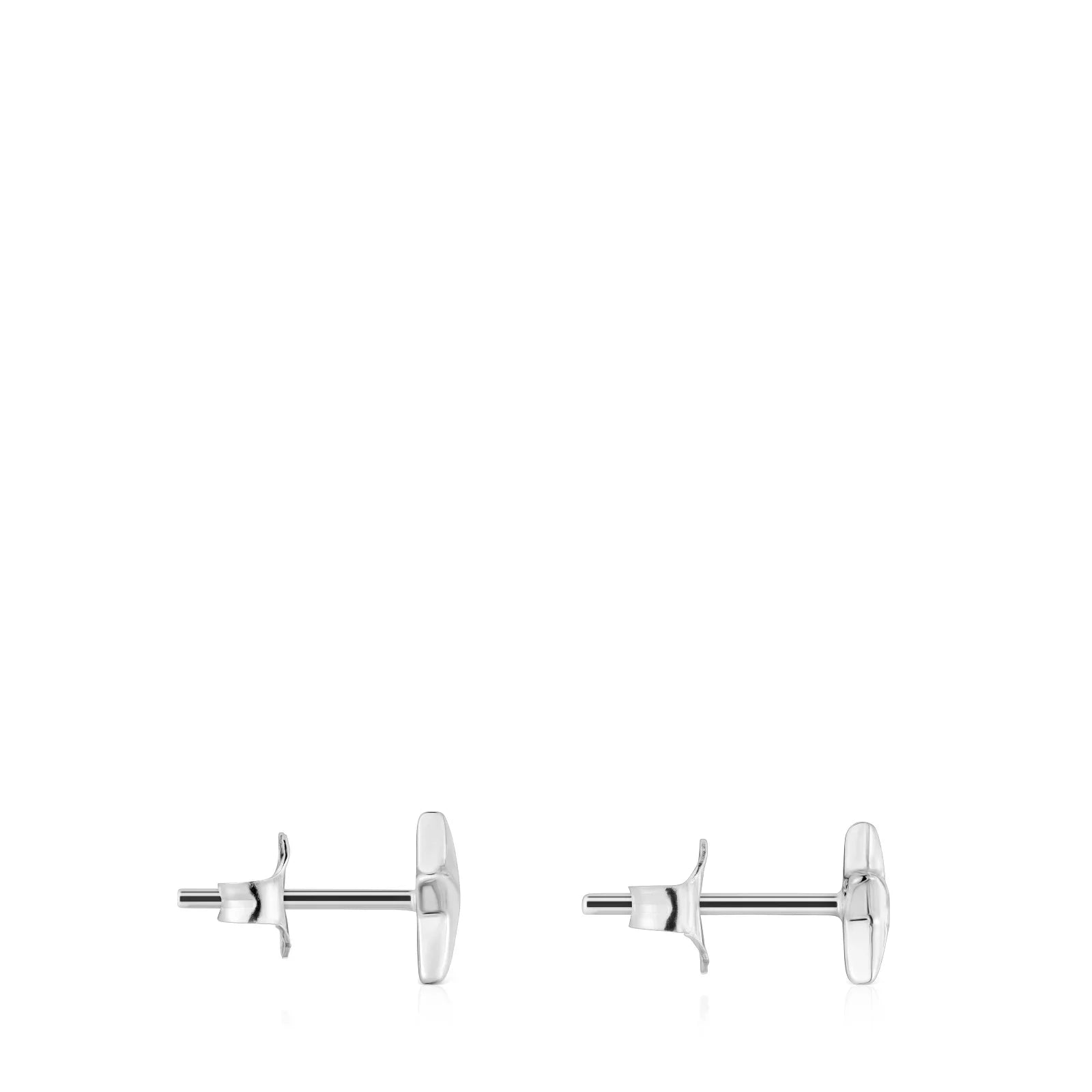 עגילי כסף קטנים ומודרניים מבית CHOZEN בעיצוב אלגנטי, על רקע לבן