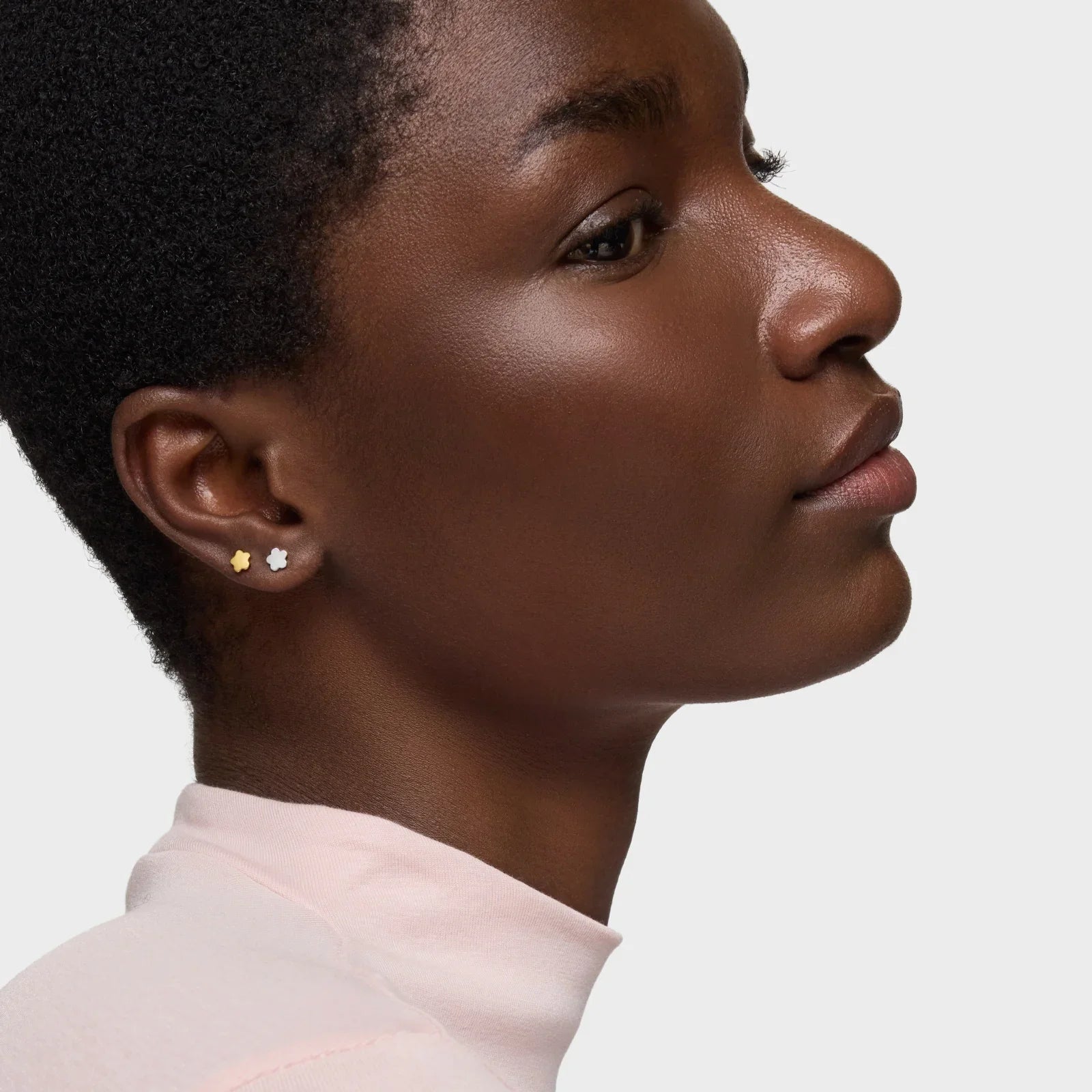 עגילי כוכב עדינים מזהב וכסף על דוגמנית, תכשיטי CHOZEN מבית קבוצת אלפא