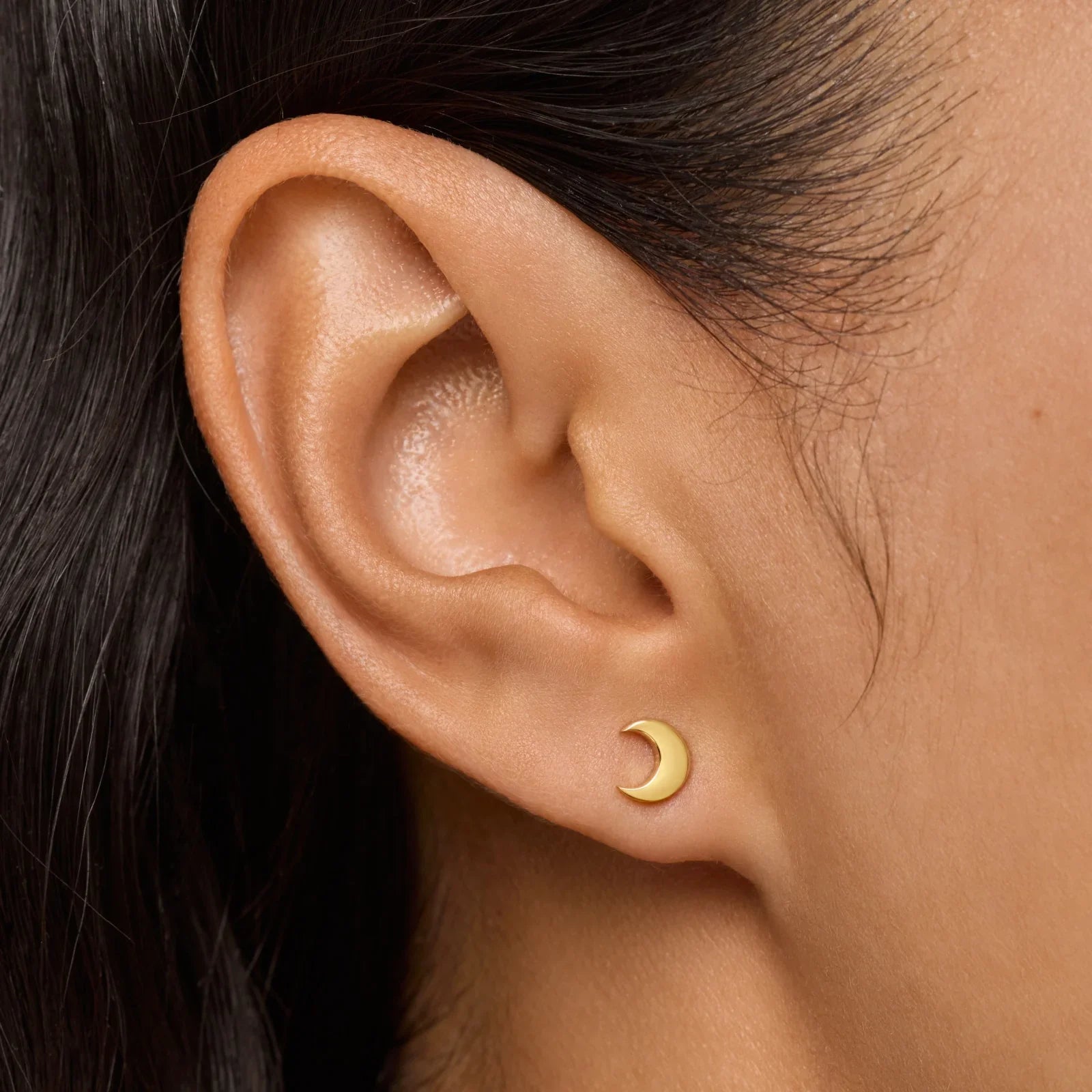 עגיל חצי ירח זהב צמוד לאוזן, תכשיט אופנתי מבית CHOZEN, תקריב לאוזן של אישה