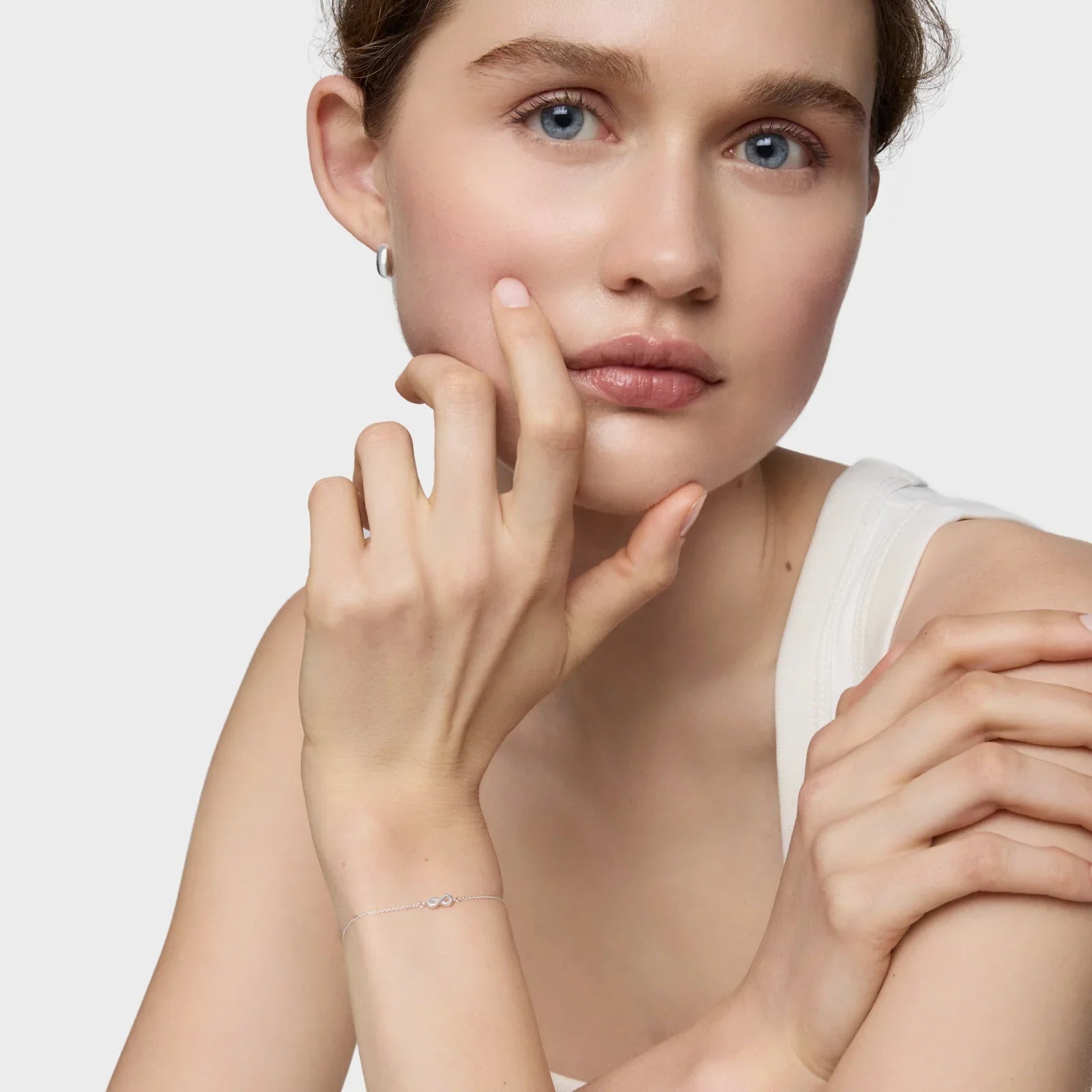 דוגמנית עונדת צמיד כסף עדין, צילום תקריב לאתר CHOZEN, אופנה ותכשיטים יוקרתיים