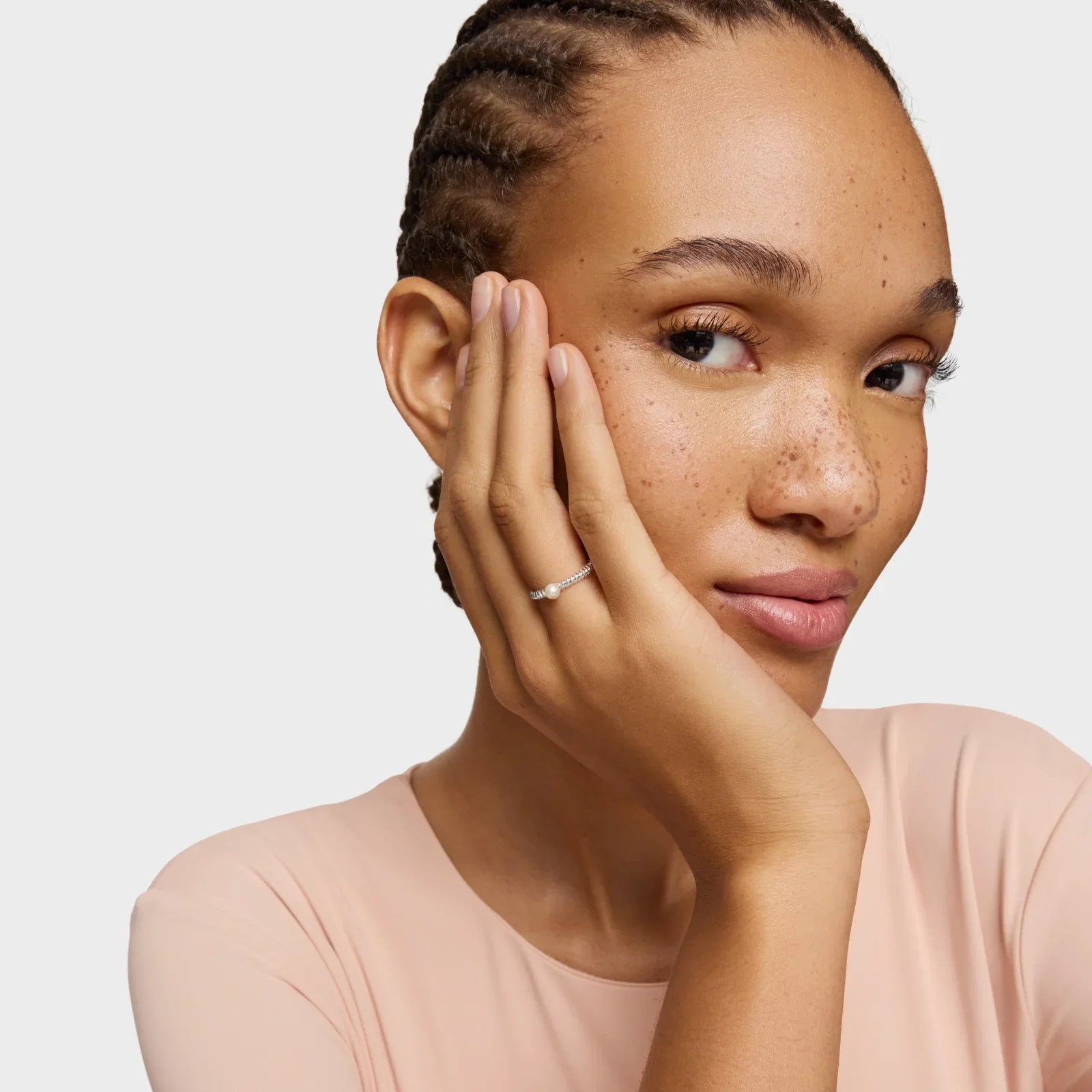 דוגמנית עונדת טבעת פנינה עדינה, תכשיטים אופנתיים ממותגי על CHOZEN