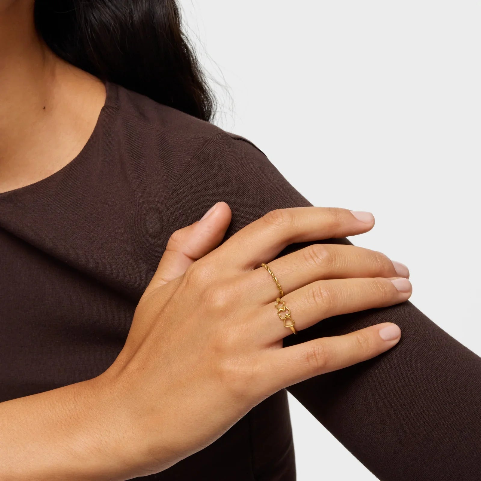 טבעת זהב עדינה בעיצוב מודרני על יד אישה, תכשיטי CHOZEN מבית קבוצת אלפא