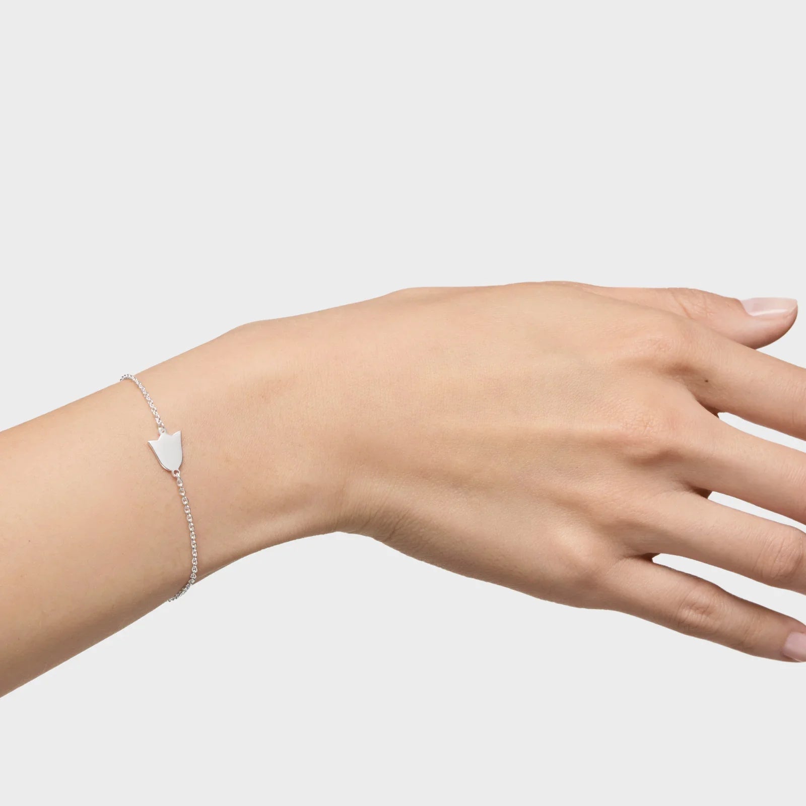 צמיד כסף עדין על יד אישה, תכשיט אופנתי של CHOZEN מקבוצת אלפא