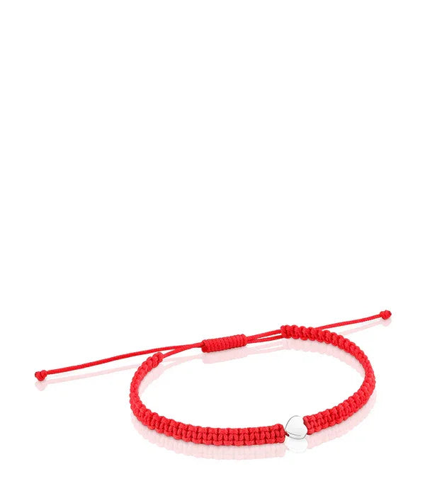 צמיד חוט אדום בעבודת יד עם תליון לב קטן מכסף, צילום על רקע לבן, מבית CHOZEN