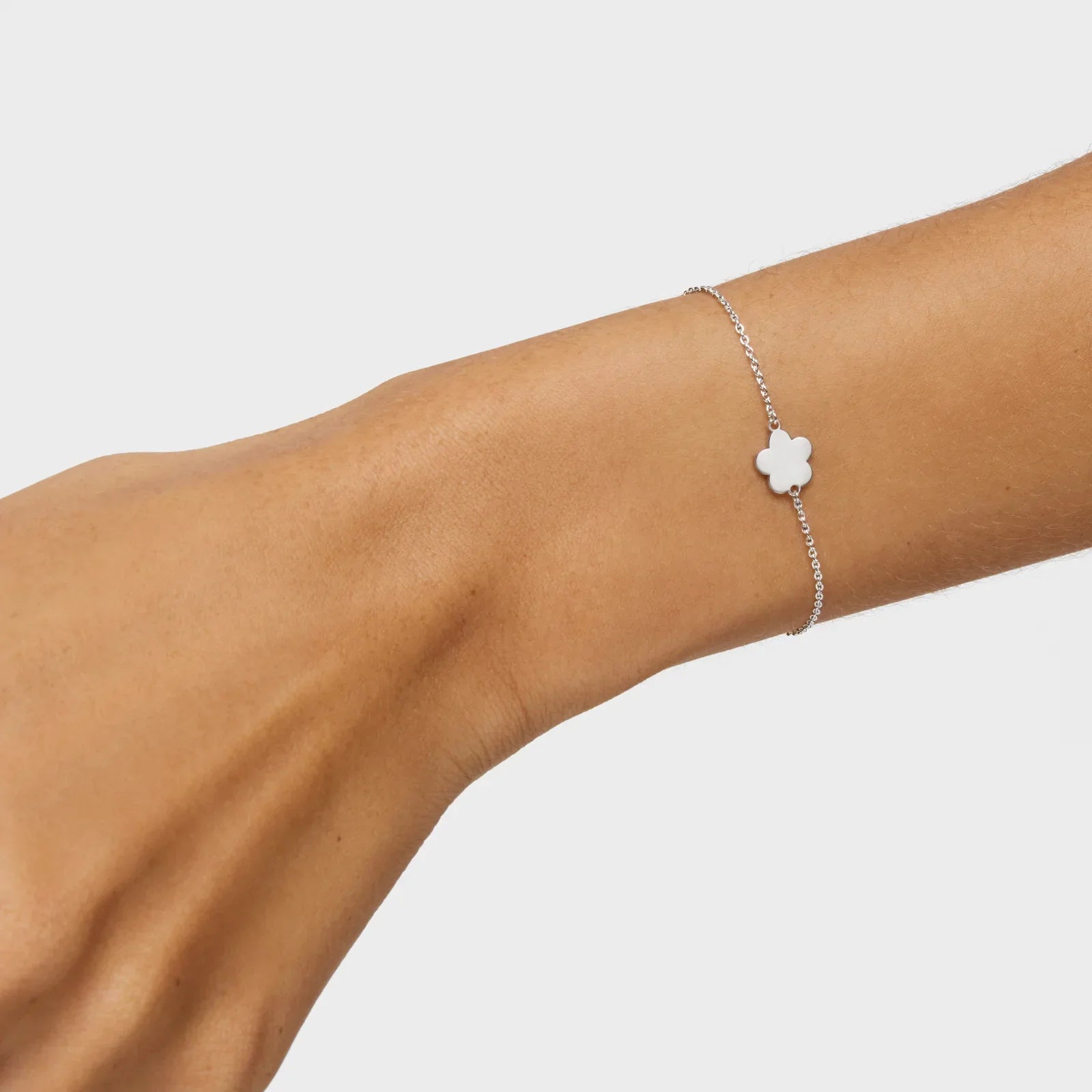 צמיד כסף עדין עם תליון פרח לבן על יד, תכשיט אופנה יוקרתי CHOZEN