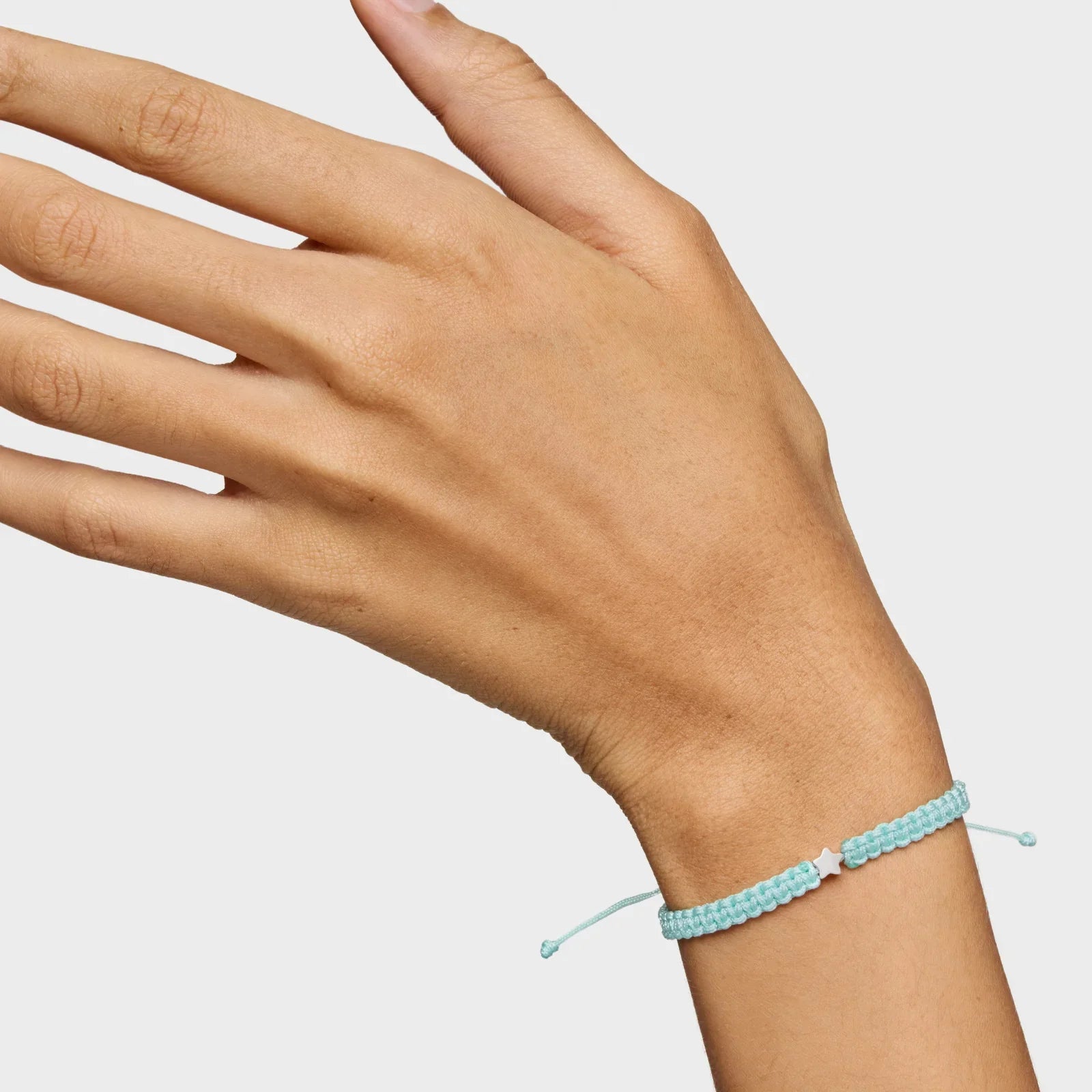 צמיד קלוע תכלת עם חרוז כוכב על יד, תכשיטים אופנתיים CHOZEN מבית קבוצת אלפא