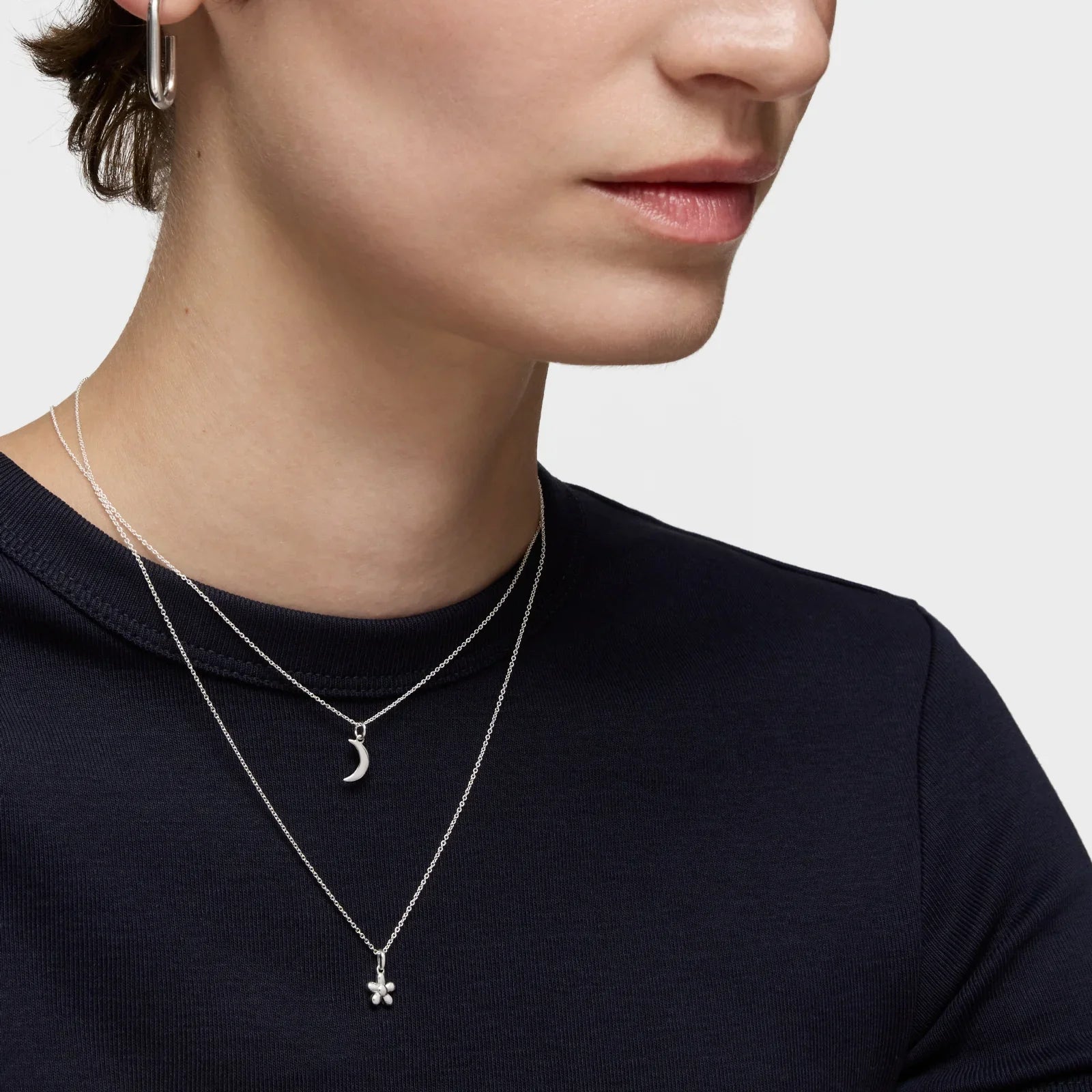 אישה עם שרשראות כסף עדינות בעיצוב ירח ופרח, עגיל כסף, אופנה משלובים, CHOZEN