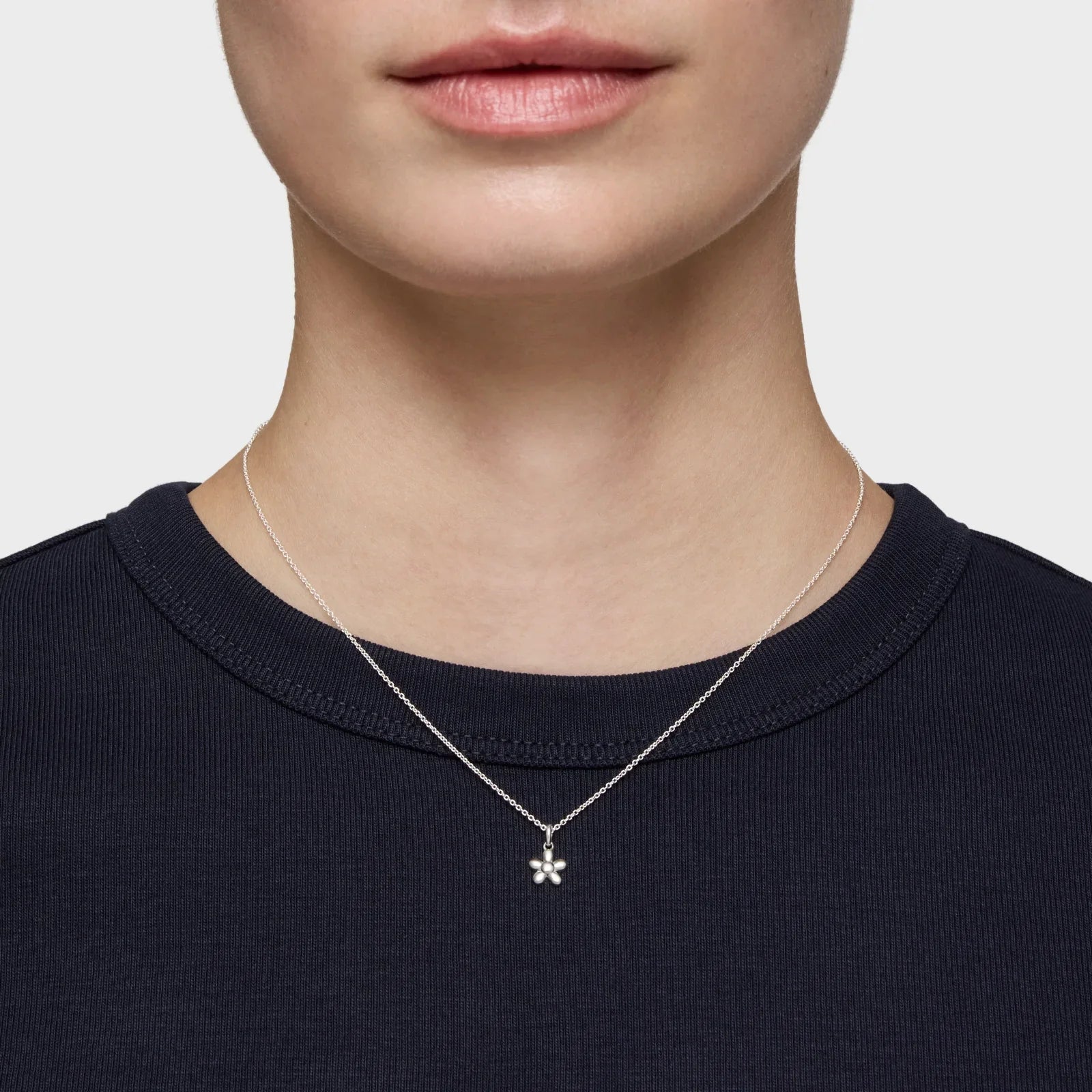 שרשרת כסף עדינה עם תליון פרח על צוואר דגם CHOZEN, תכשיטי אופנה מבית קבוצת אלפא