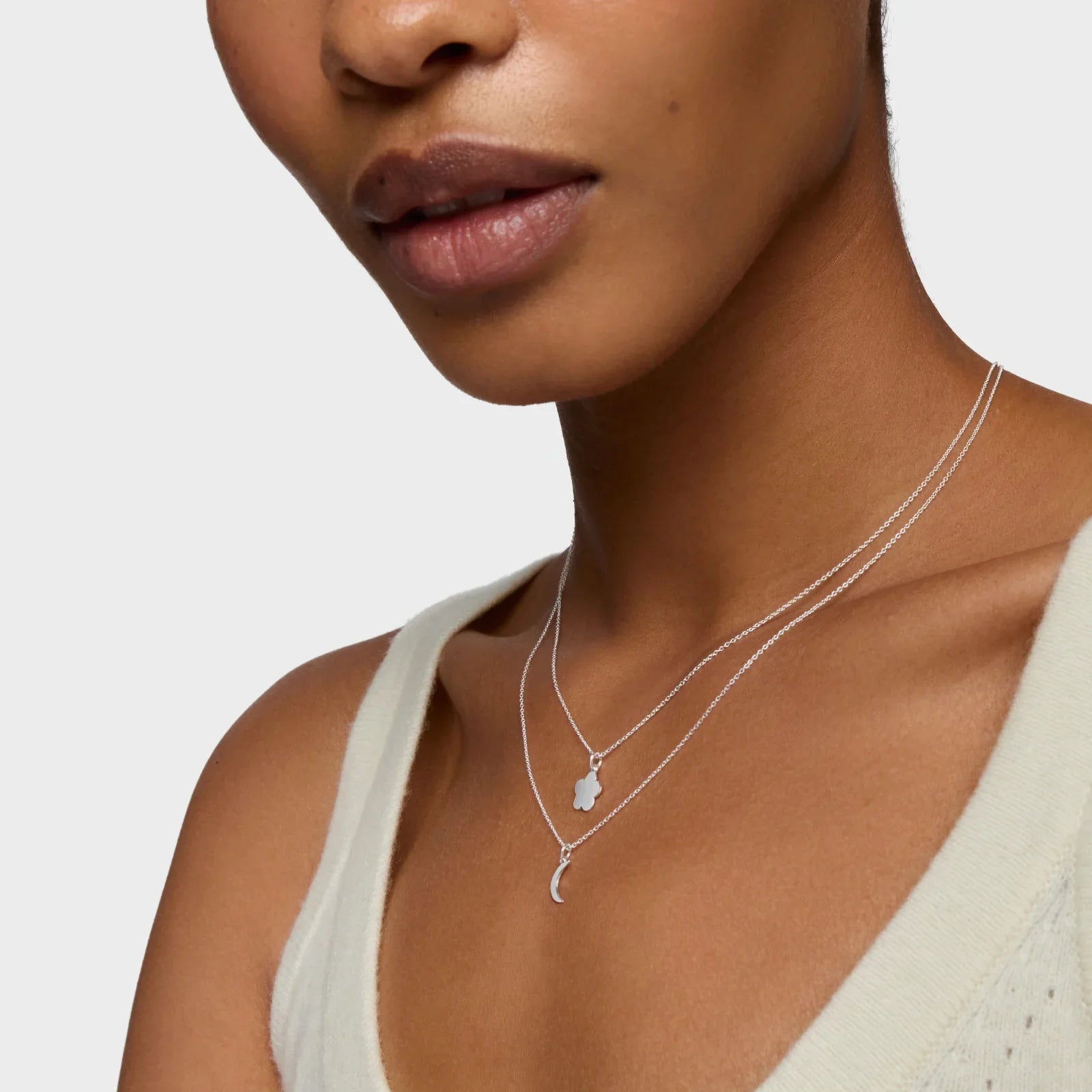 שרשרת כסף עדינה עם תליון פרח ותליון ירח על דוגמנית, אופנה מבית CHOZEN