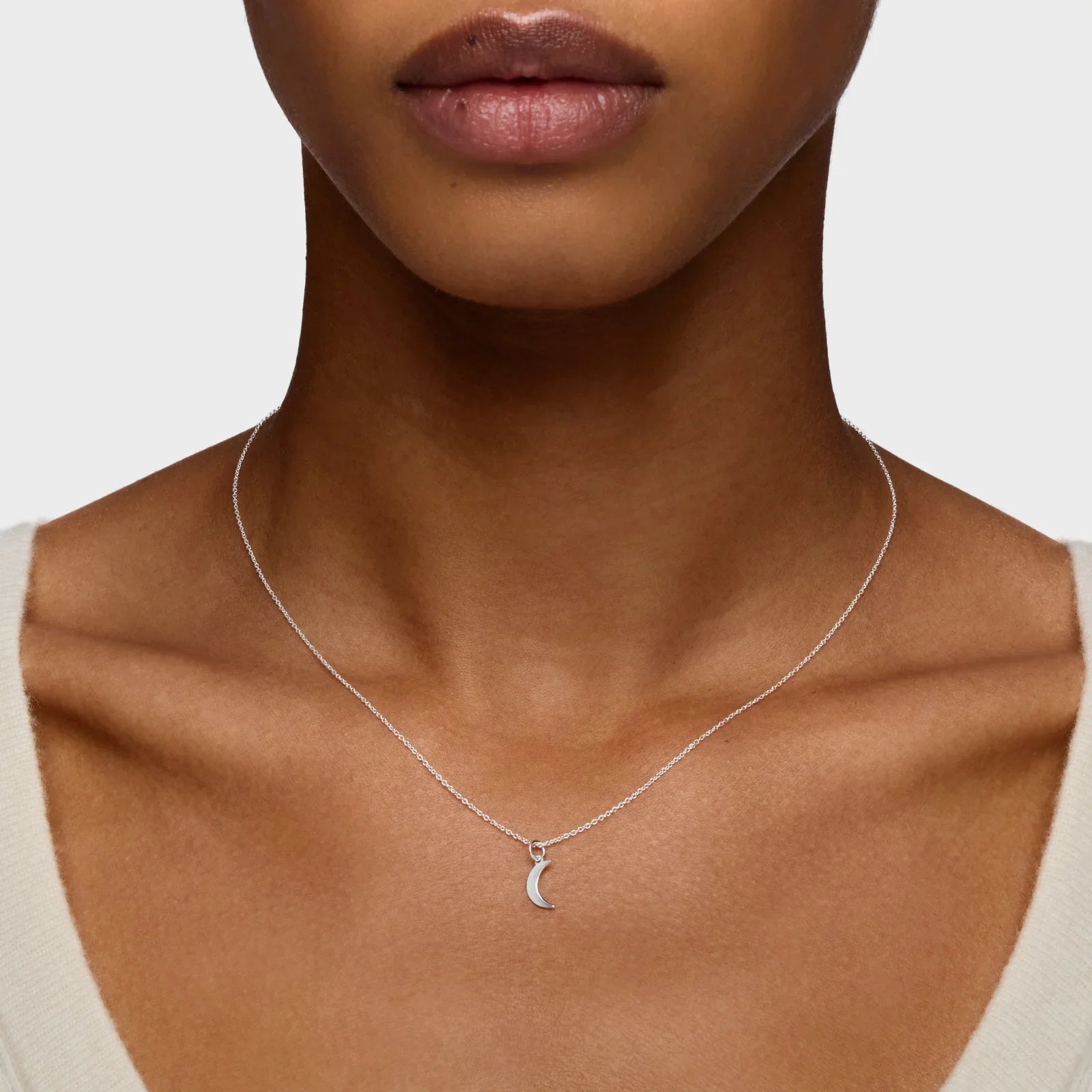 שרשרת כסף עדינה עם תליון ירח, צילום על דוגמנית, מותג תכשיטים CHOZEN