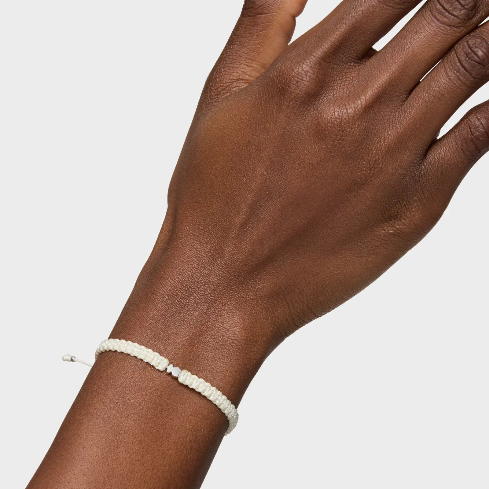 צמיד חוט לבן עדין על יד, תכשיטים אופנתיים CHOZEN, יבואן רשמי קבוצת אלפא