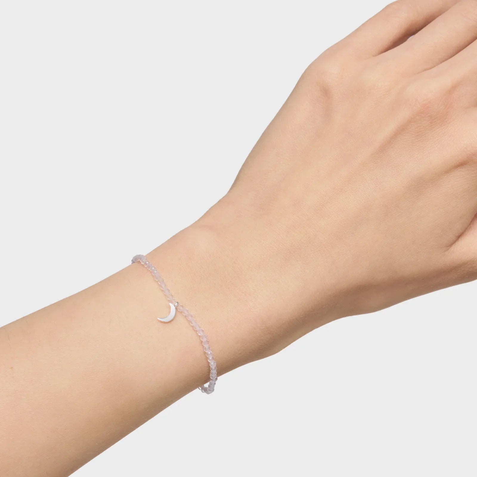 צמיד חרוזים עדין עם תליון ירח כסף על פרק יד, תכשיטי CHOZEN לאישה