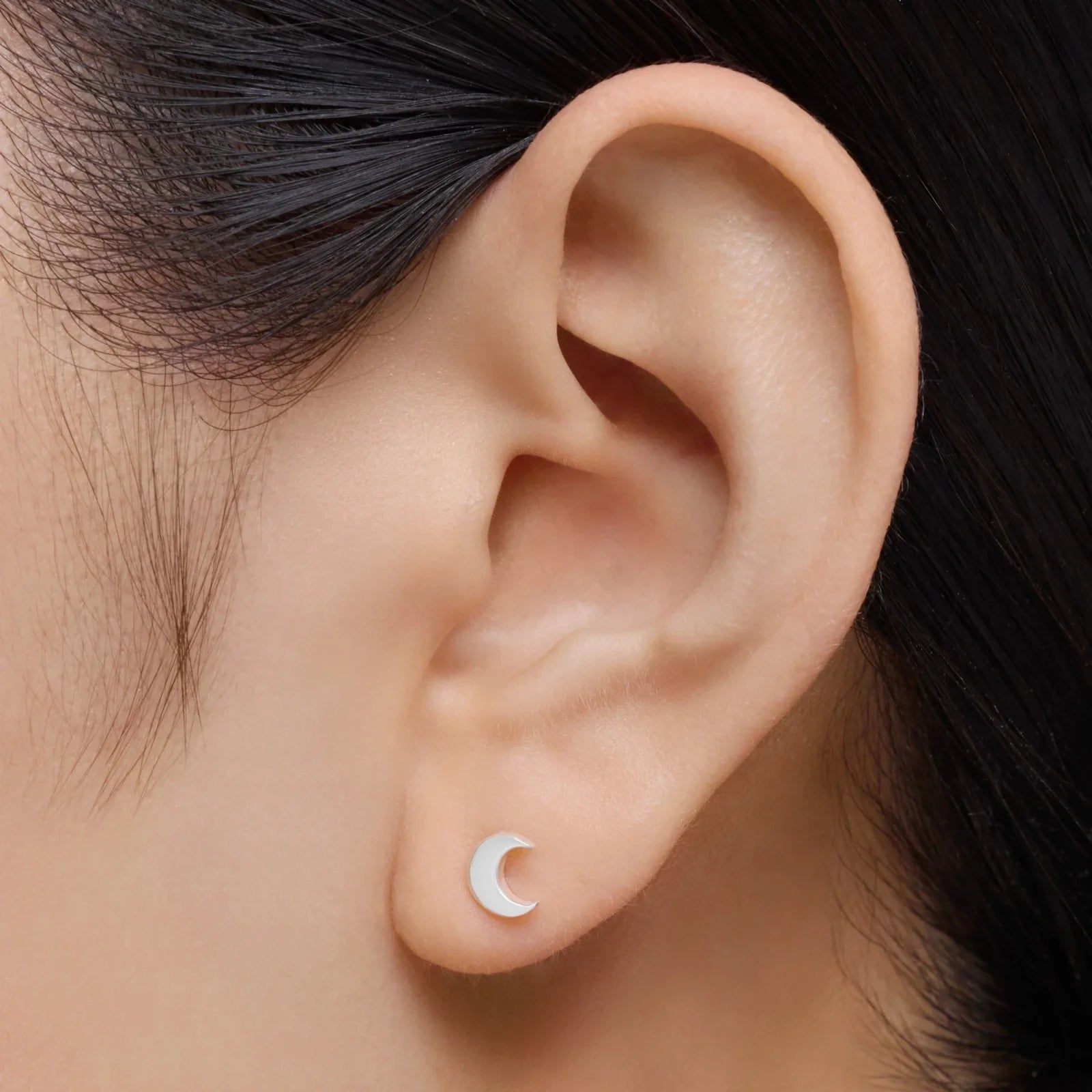 עגיל צורת ירח לבן לאוזן, מבית CHOZEN, תכשיטים טרנדיים לנשים