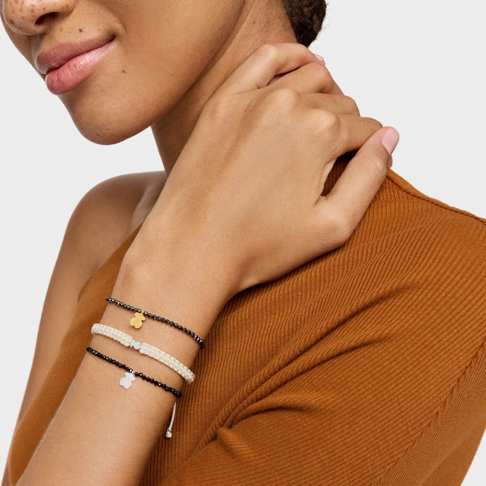 אישה עם צמידי חרוזים דקים ועיטורי מיקי מאוס, אופנה מבית CHOZEN אלפא קבוצה