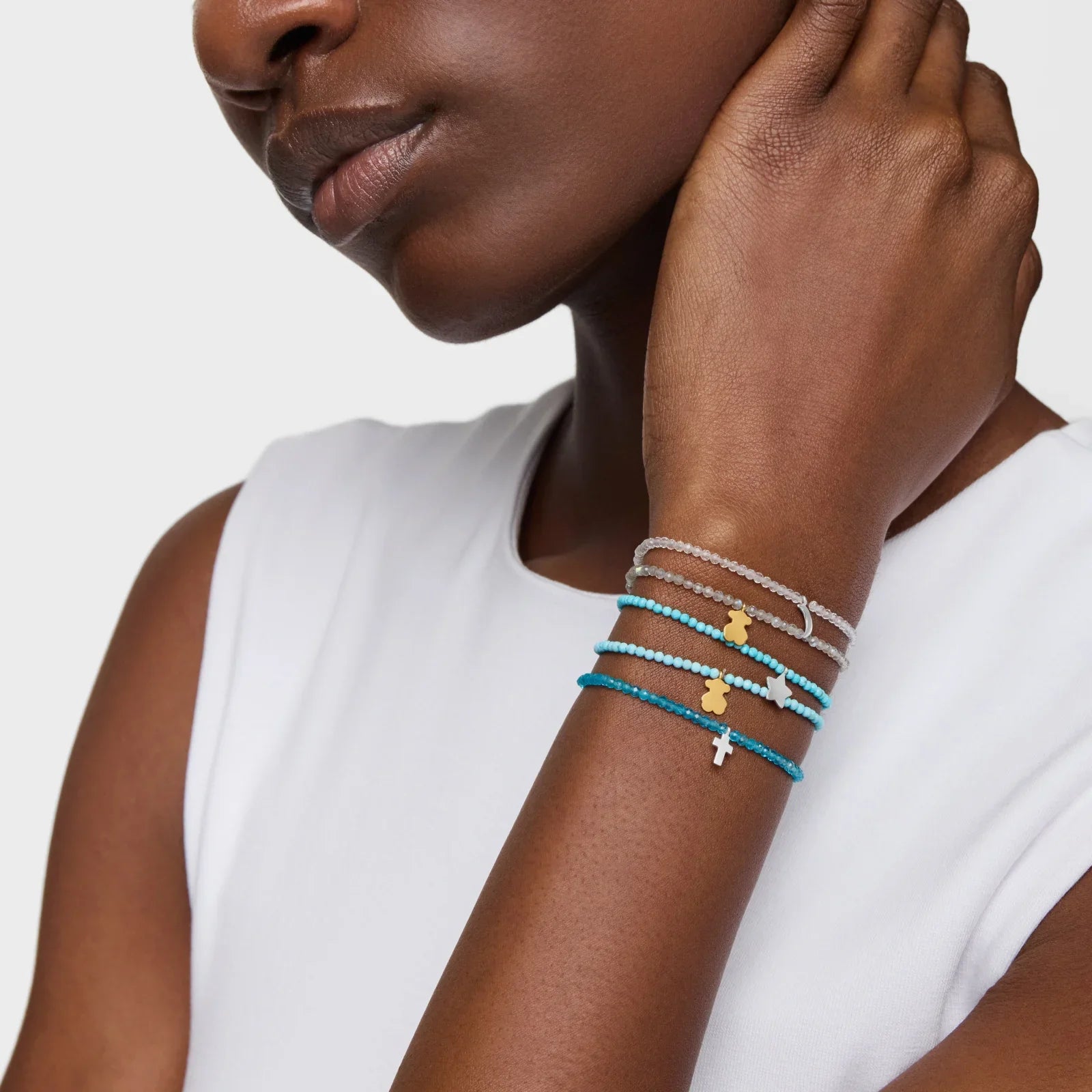 צמידי חרוזים צבעוניים עם תליונים מוזהבים וצלב על יד של אישה, אופנת תכשיטים CHOZEN