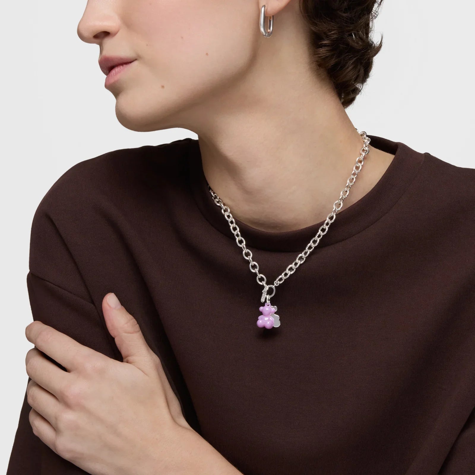 שרשרת כסף עם תליון חרוזים סגולים, עגיל חישוק, על דוגמנית בחולצה חומה - CHOZEN מבית קבוצת אלפא